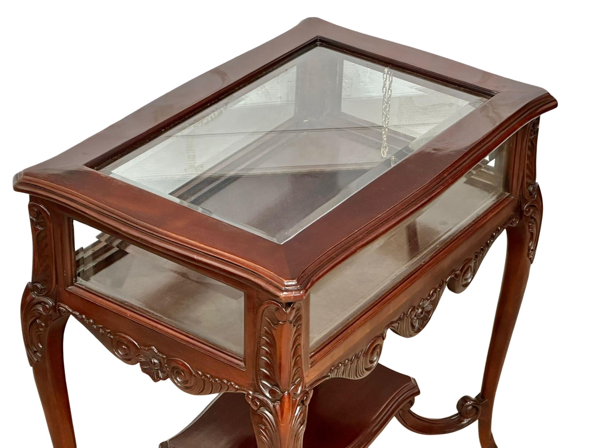 A mahogany display table. 69x47x74cm(2) - Image 2 of 5