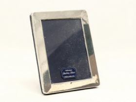 A silver photo frame by Kitney & Co (Gordon & Christopher Kitney). London, 1996. 8x10.5cm