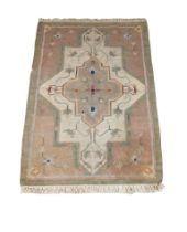 A vintage Middle Eastern style rug. 157x103cm