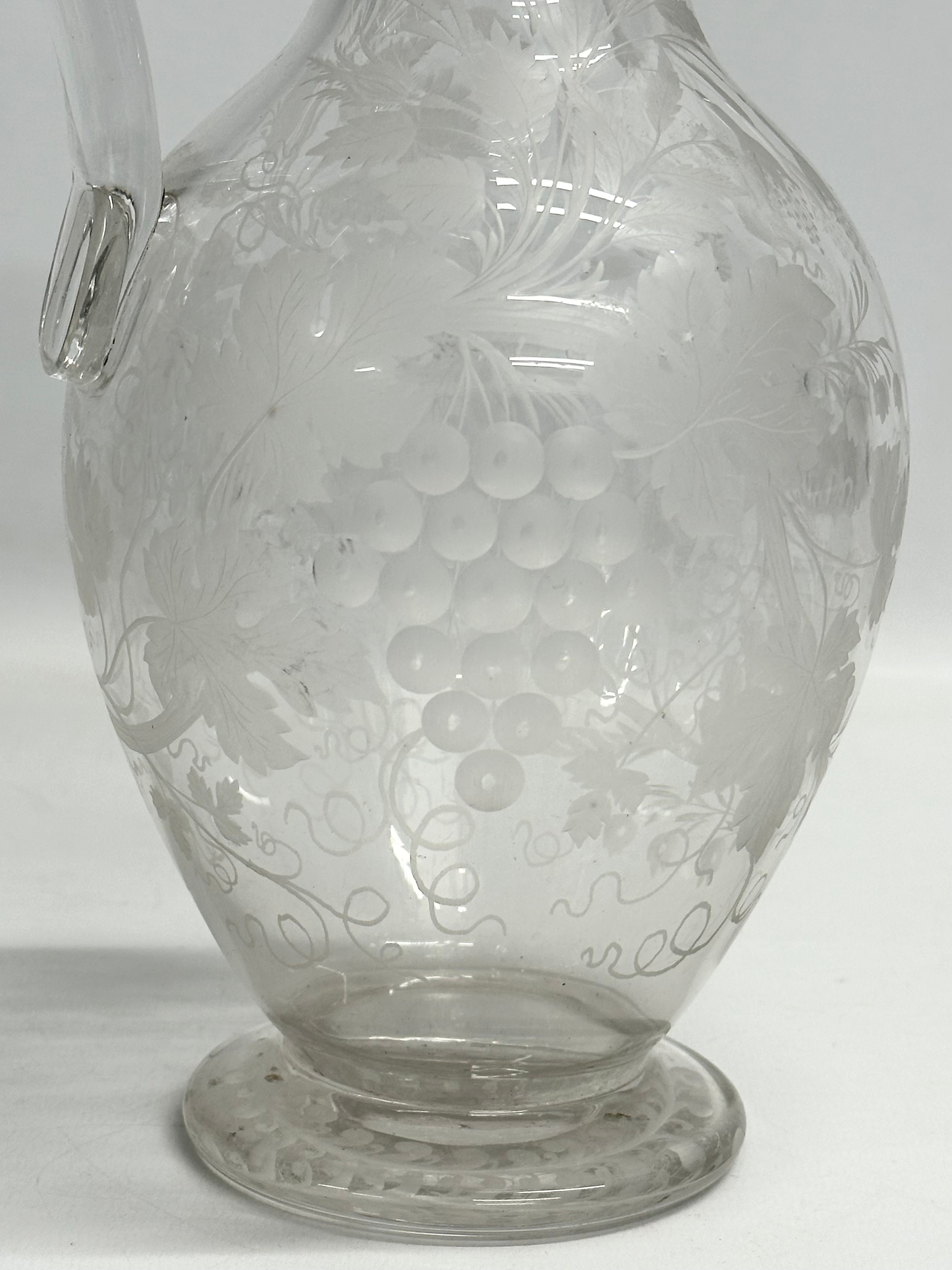 An etched glass pitcher in the manner of William Fritsche. Decorated with leaves, grape vines and - Image 4 of 11