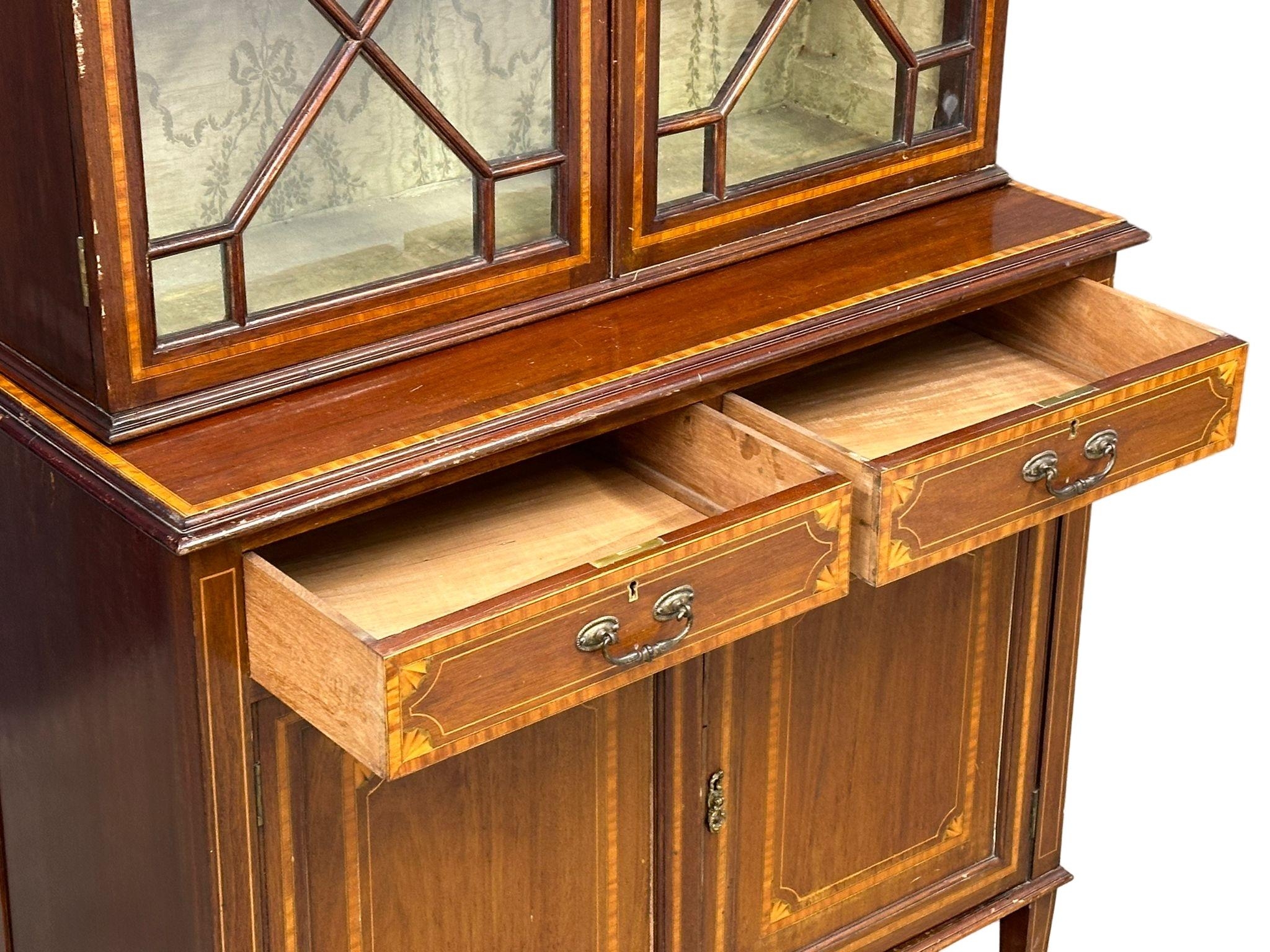 An early 20th Century Sheraton Revival Inlaid mahogany bookcase with 2 drawers - Image 7 of 9