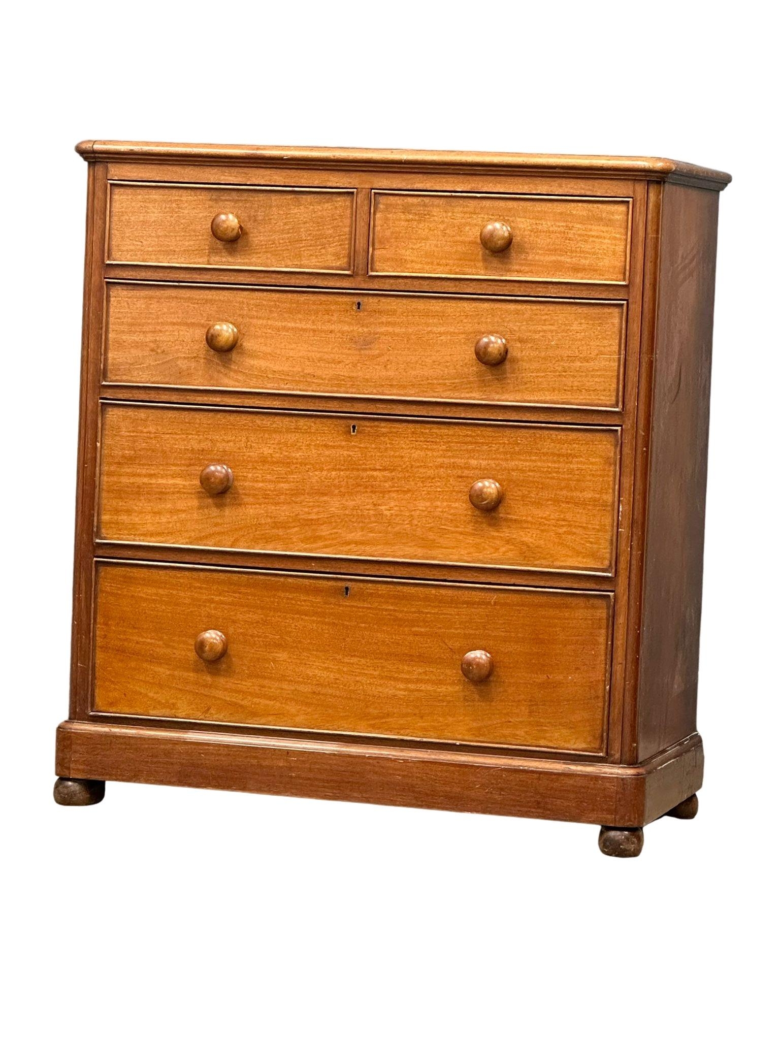 A Victorian mahogany chest of drawers. 101x51x111cm
