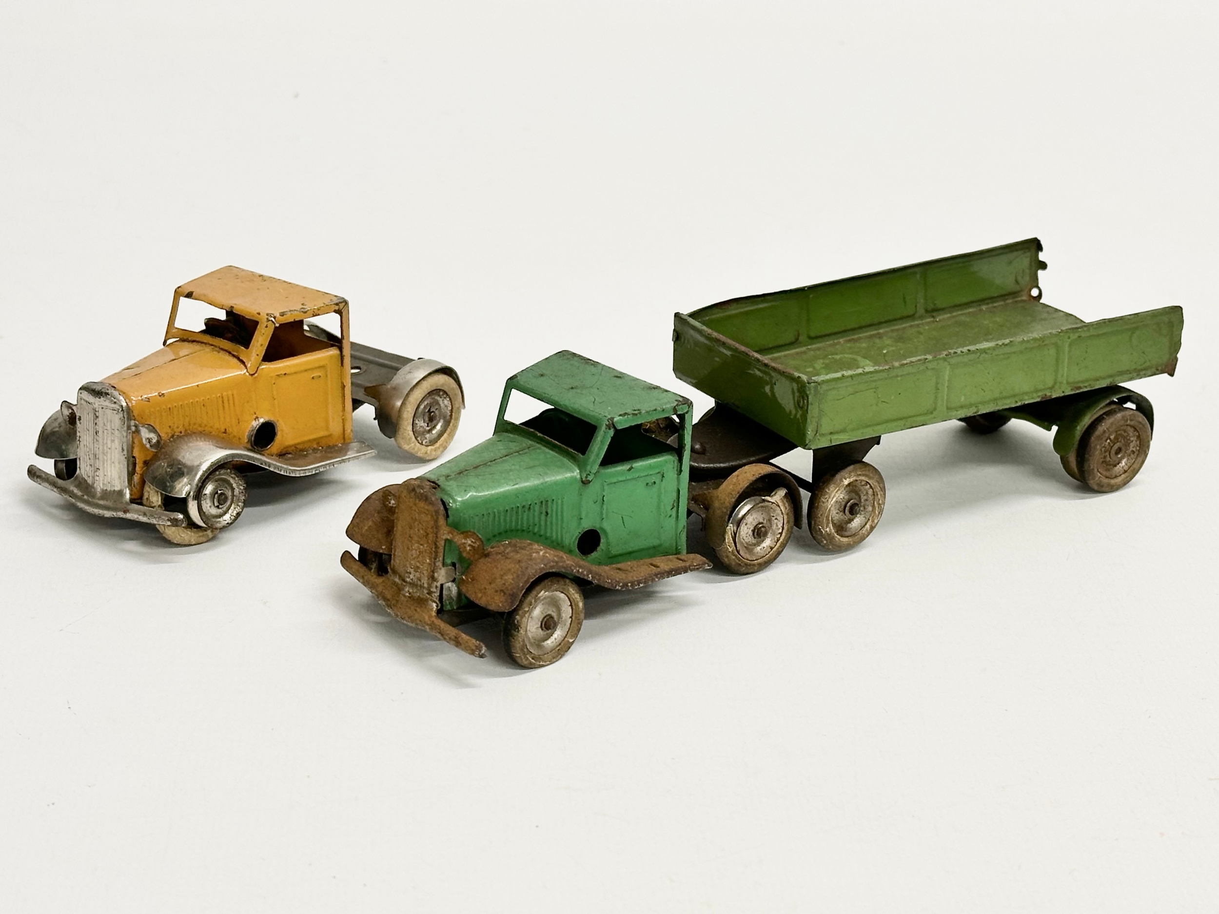 2 vintage Tri-ang Minic Toys tinplate mechanical trucks and trailer. 1940-1950. 19cm including - Image 3 of 12