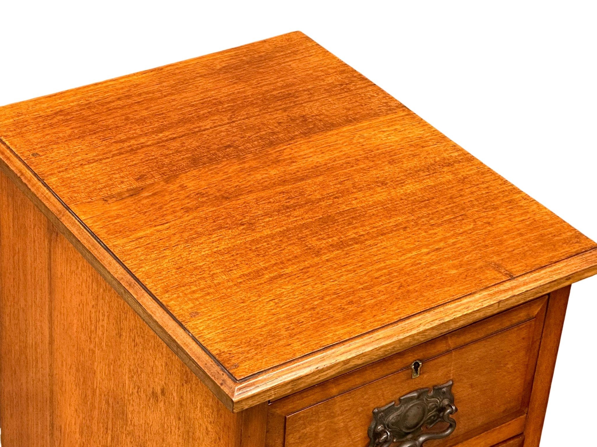 A pair of large late Victorian walnut pedestal side chests with 4 drawers. Circa 1890-1900. - Image 5 of 8