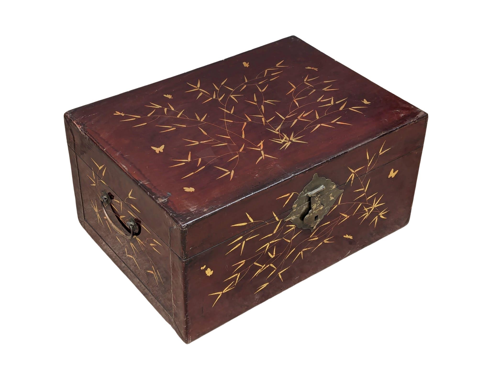 A vintage Japanese hand painted lacquered trunk. 77cmx55cmx38cm. - Image 5 of 5