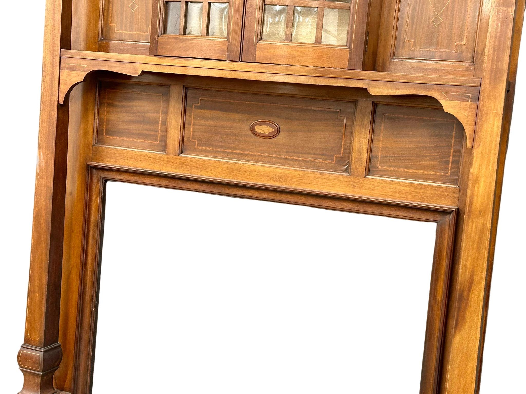 A large Art Nouveau early 20th century inlaid mahogany fire surround with bubble glass panel - Bild 6 aus 6