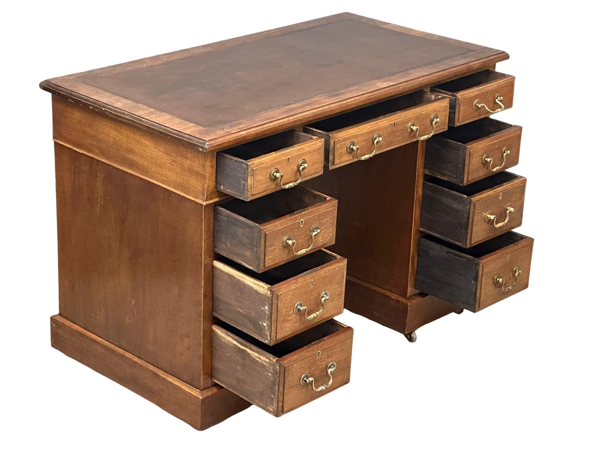 A late Victorian pedestal writing desk with leather top, circa 1890-1900. 106cm x 56cm x 73cm. - Image 4 of 4