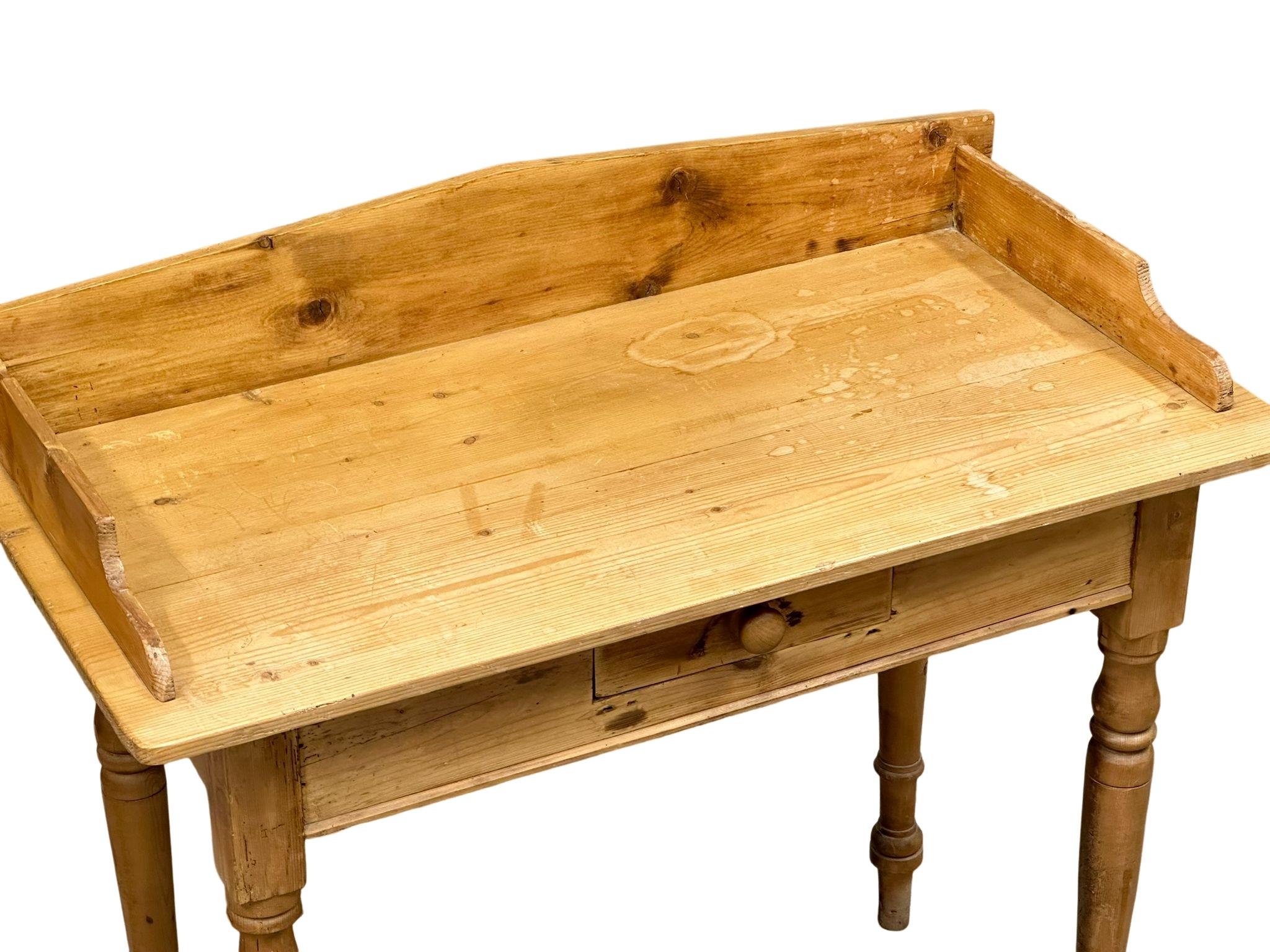 A Victorian pine washstand with drawer, 92cm x 46cm x 87cm - Image 2 of 4