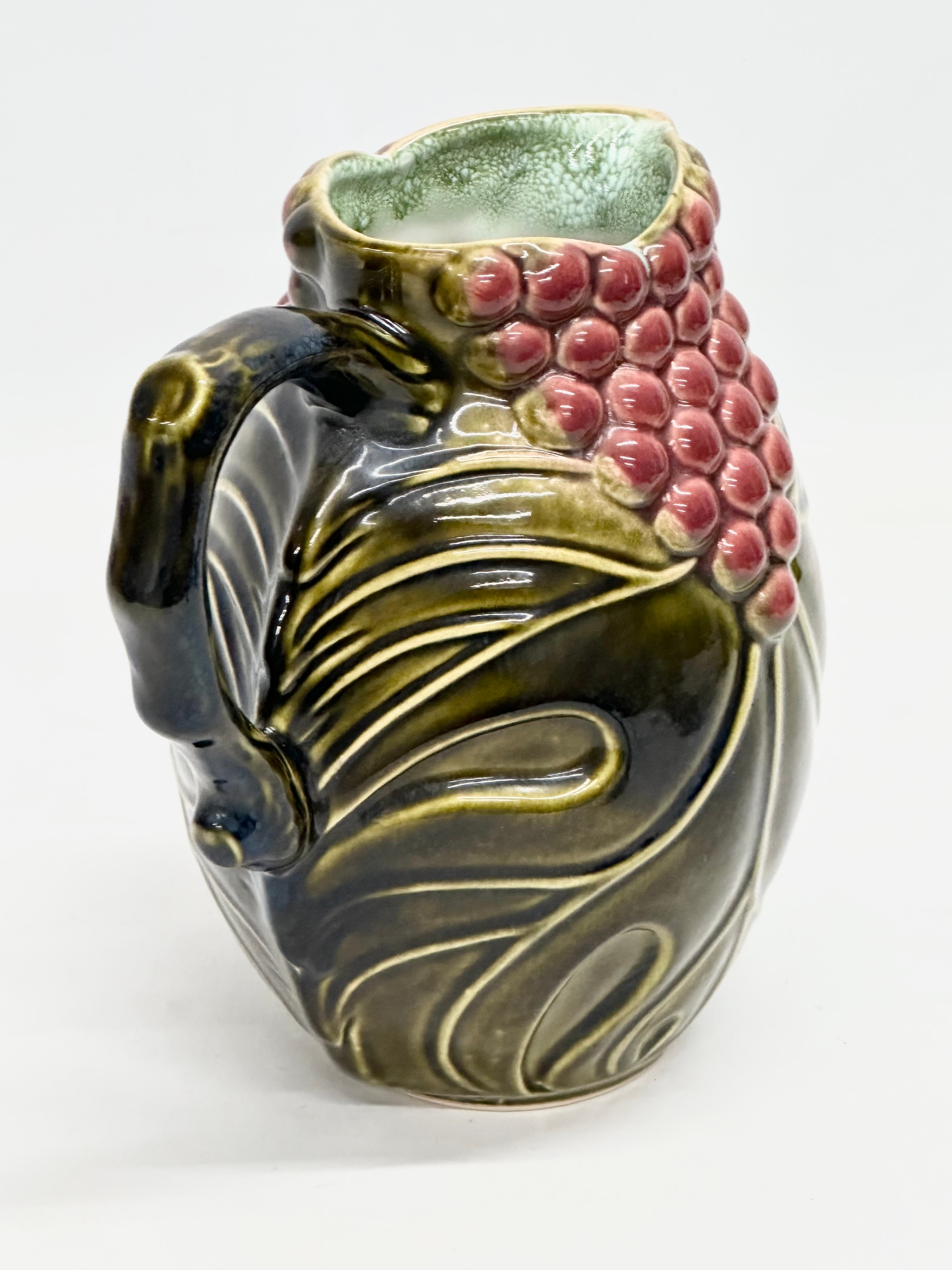 A Mid Century West German glazed grape and leaf design jug. 20x20cm - Bild 3 aus 4