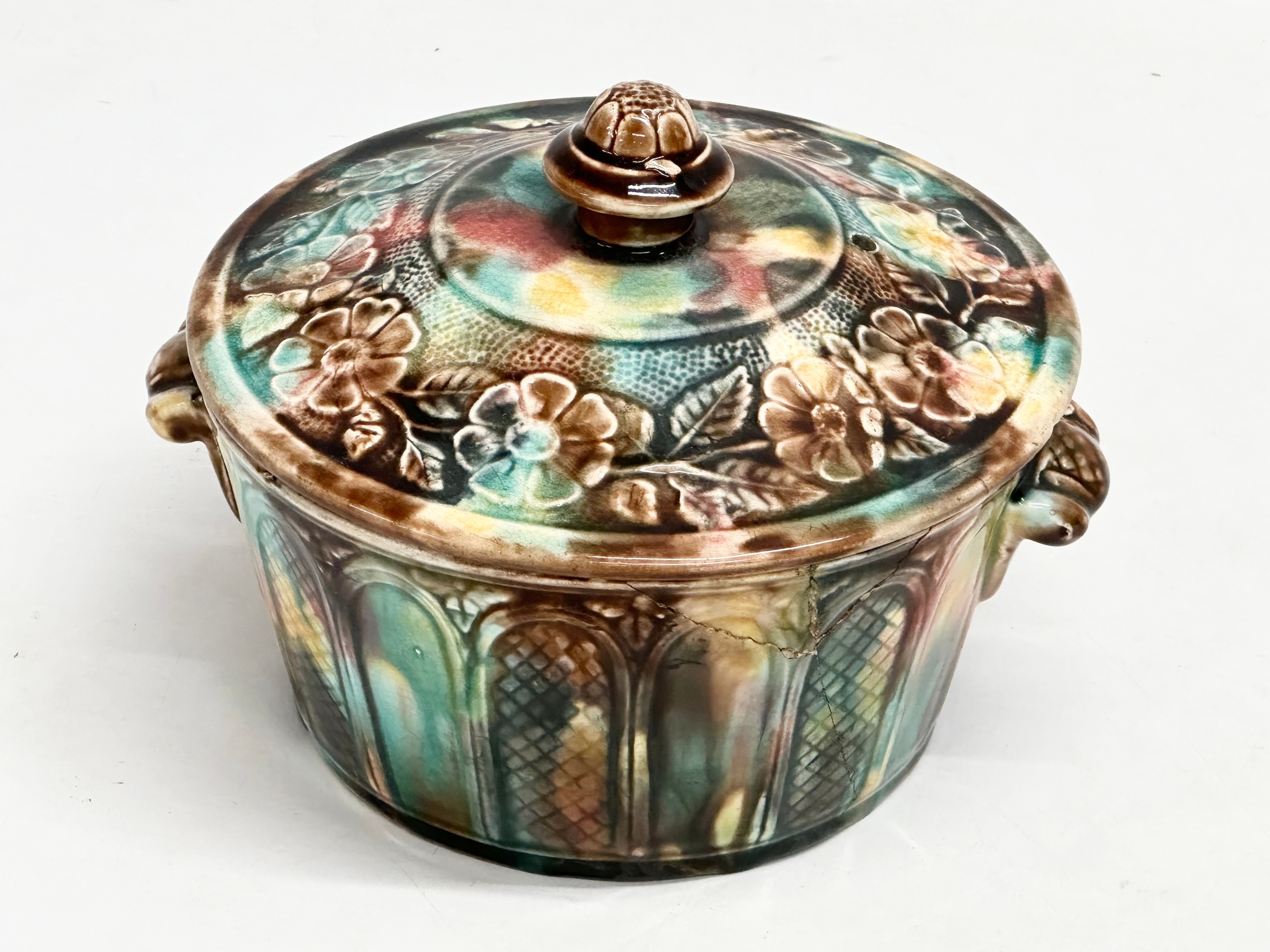 A 19th century Majolica tureen with lid in the manner of Thomas Wieldon. 17x15x13cm - Image 6 of 7