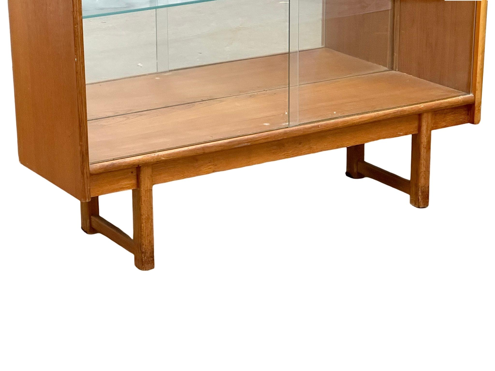 A Mid Century teak bookcase/display cabinet by Turnidge of London. 1960’s. 91x28x101cm - Bild 3 aus 4