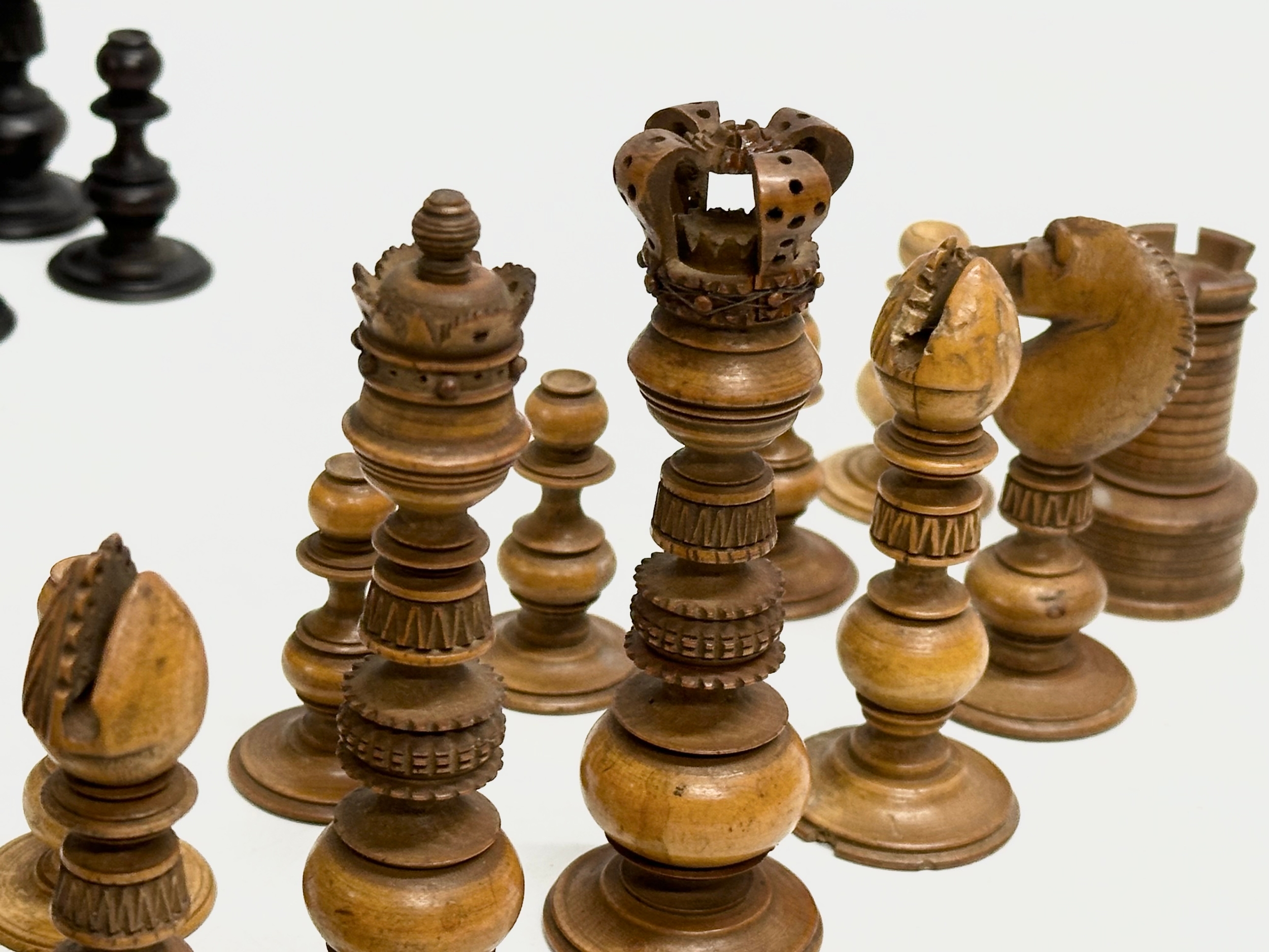 Good quality 19th Century chess pieces in the style of the Holy Land Crusade, Islamic vs Christian - Image 10 of 17
