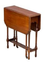 An Edwardian walnut Sutherland table, open 74cm x 61cm x 67cm.