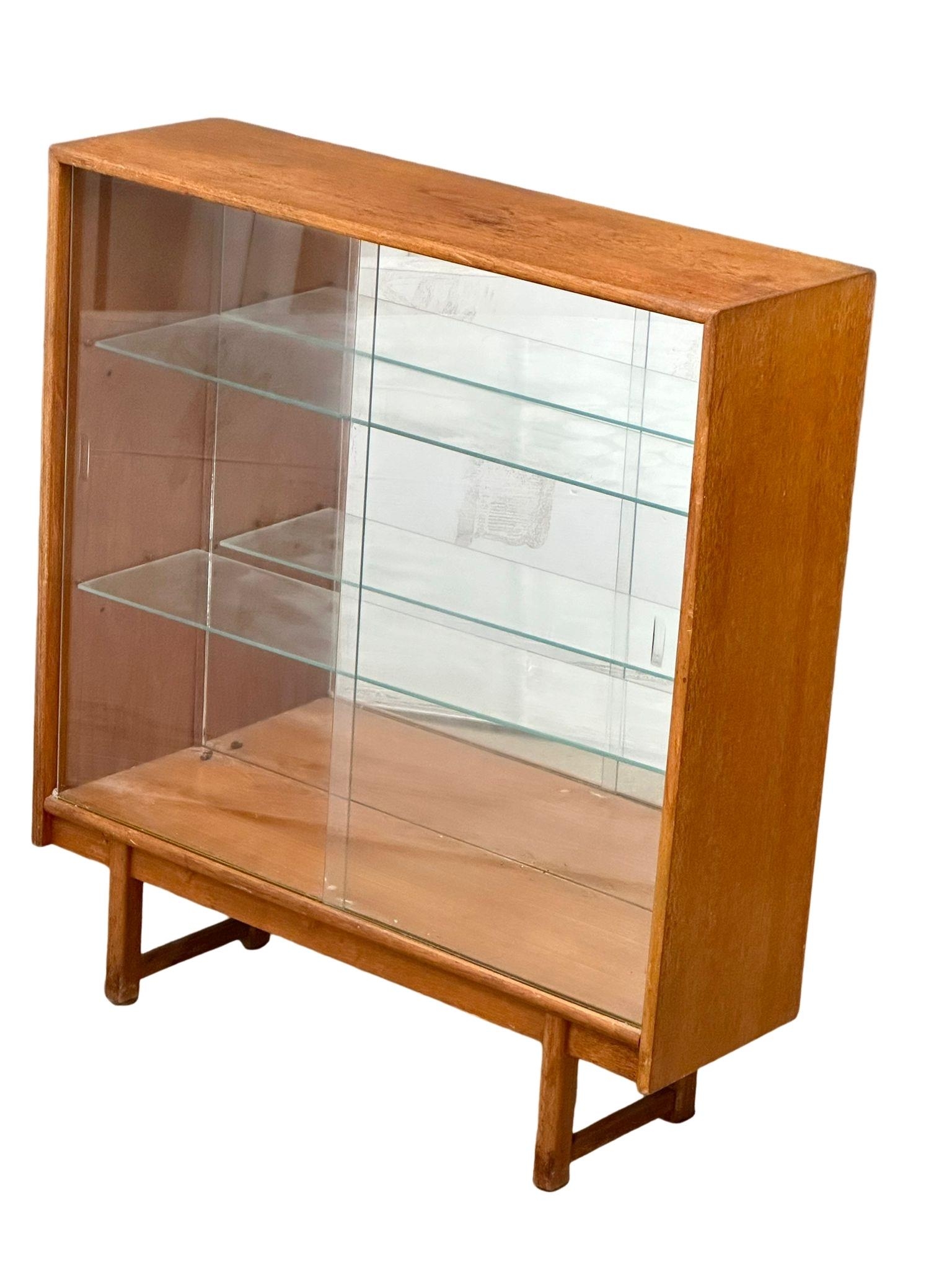 A Mid Century teak bookcase/display cabinet by Turnidge of London. 1960’s. 91x28x101cm - Bild 2 aus 4