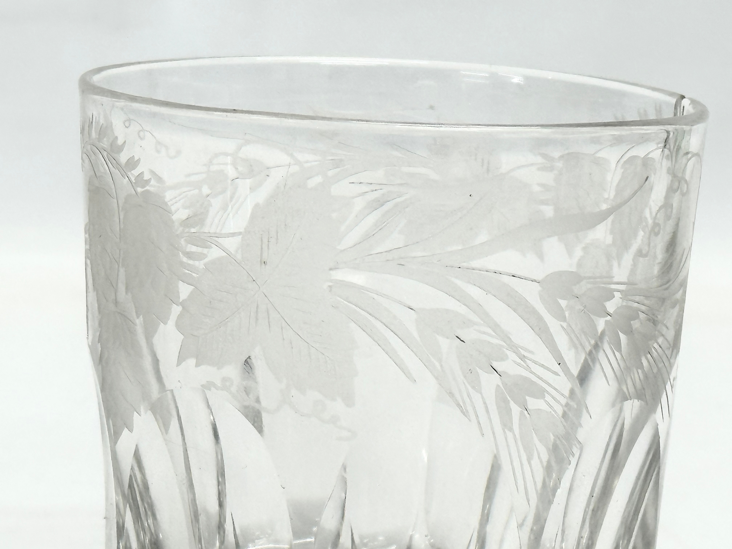 A rare Victorian ‘Last Drop’ whisky glass with etched leaves and pinecones. Circa 1860-1880. 9x9.5cm - Bild 4 aus 5