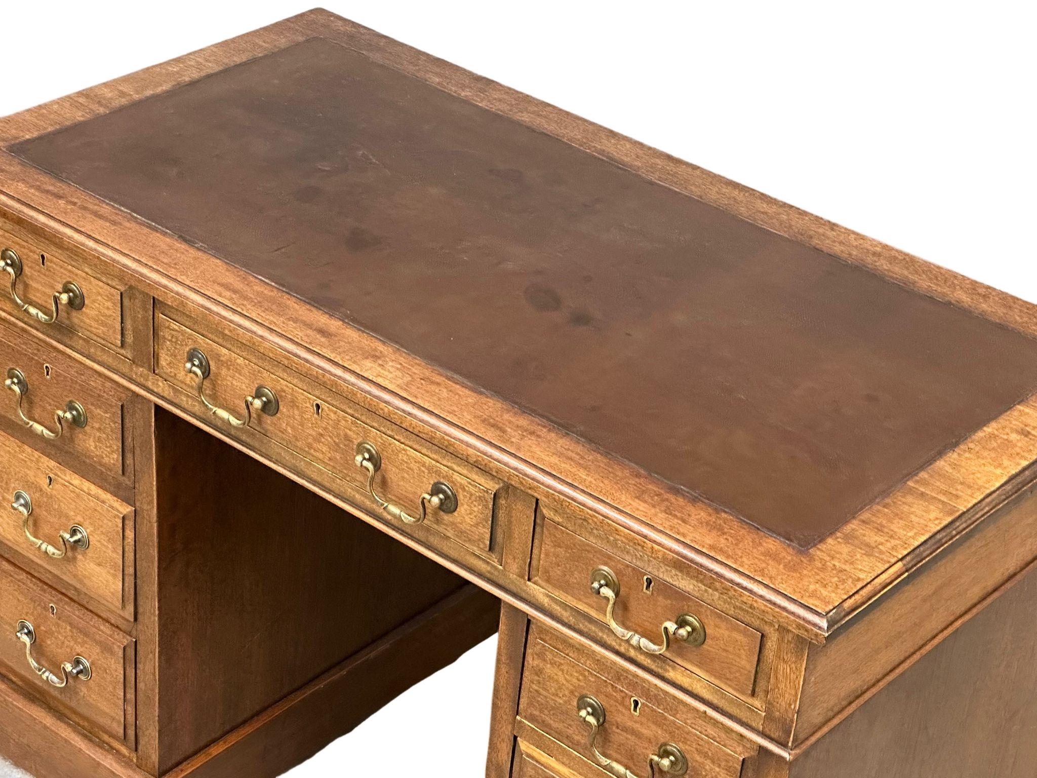 A late Victorian pedestal writing desk with leather top, circa 1890-1900. 106cm x 56cm x 73cm. - Image 3 of 4