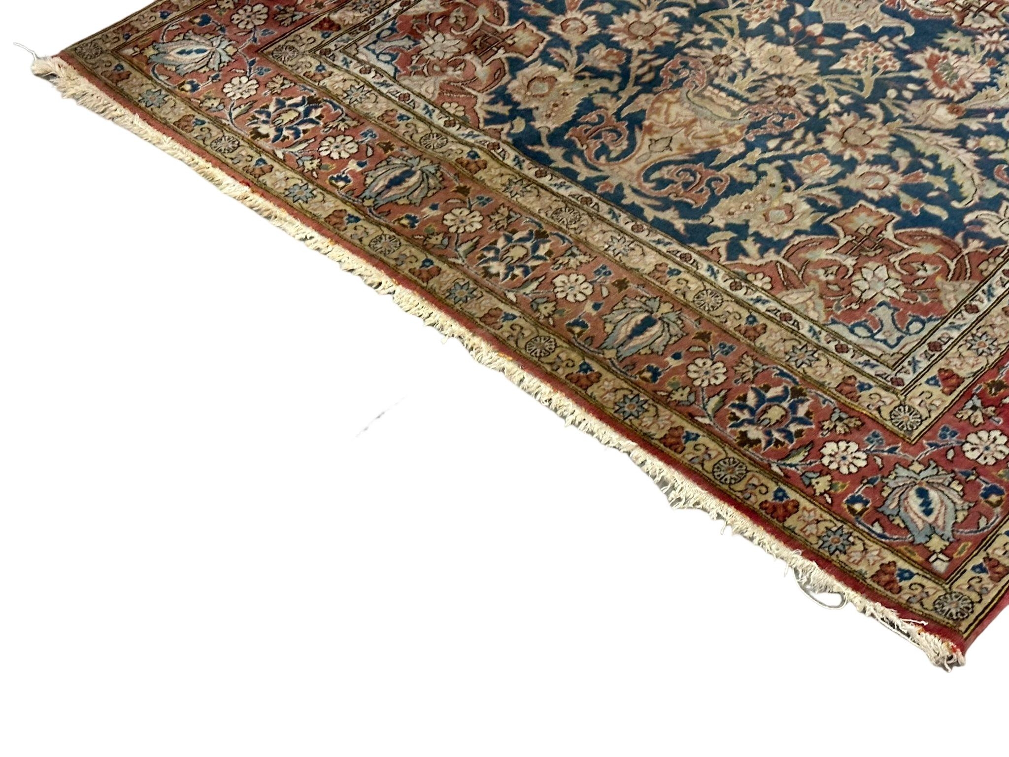 A vintage Persian style rug. 140x220cm - Image 2 of 4