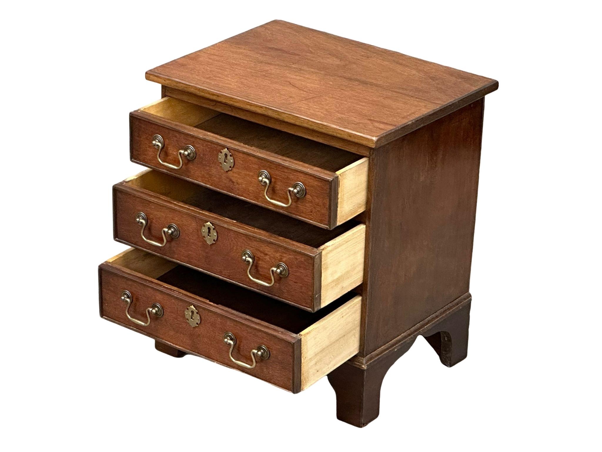 A small Georgian style chest of drawers, 46cm x 36cm x 52cm - Image 6 of 8
