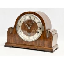 A vintage Art Deco mantle clock. With pendulum. 30x15x22cm.