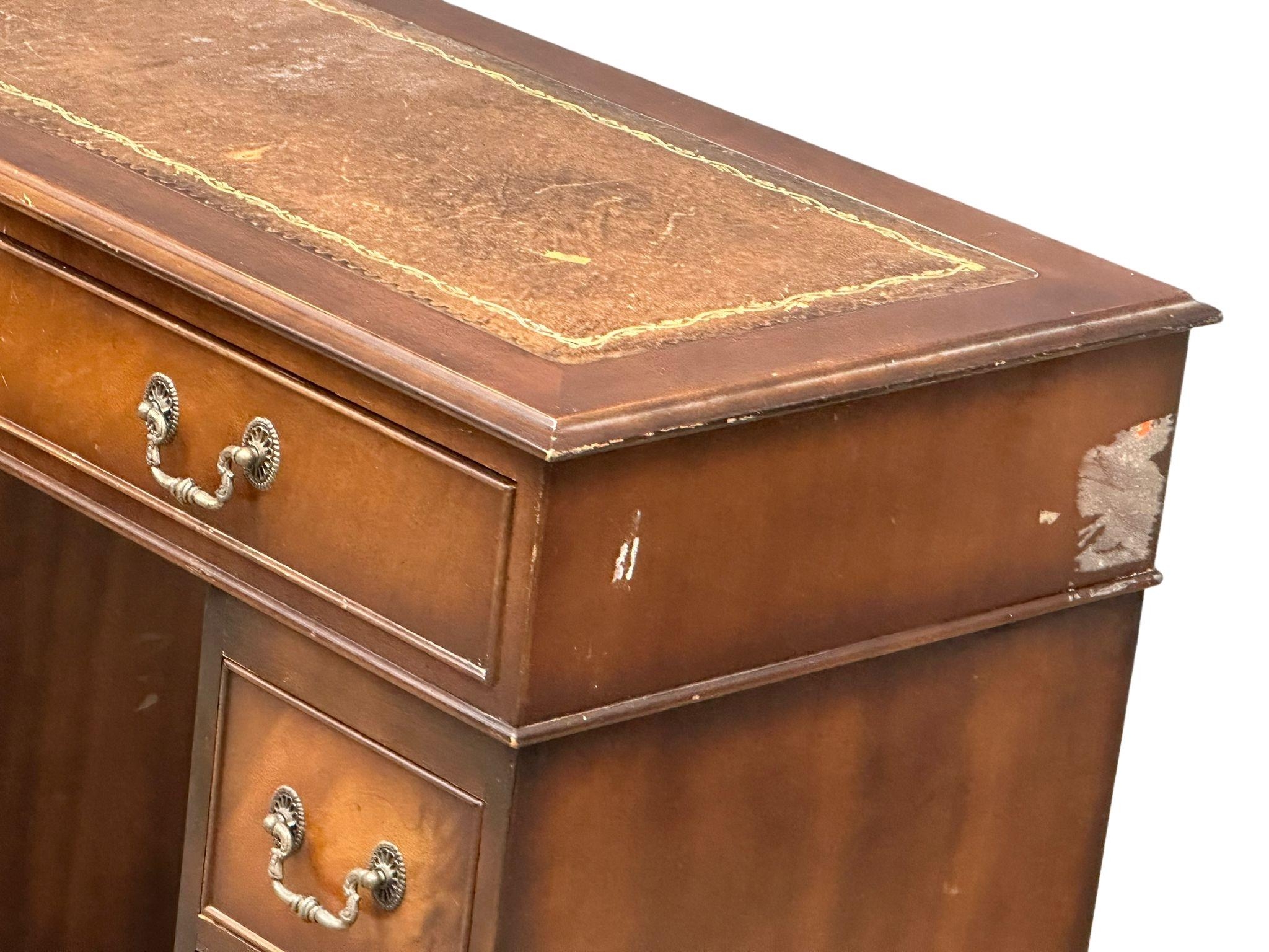 A small proportioned Georgian style mahogany pedestal desk with leather top, 91.5cm x 46cm x 76cm - Image 10 of 10