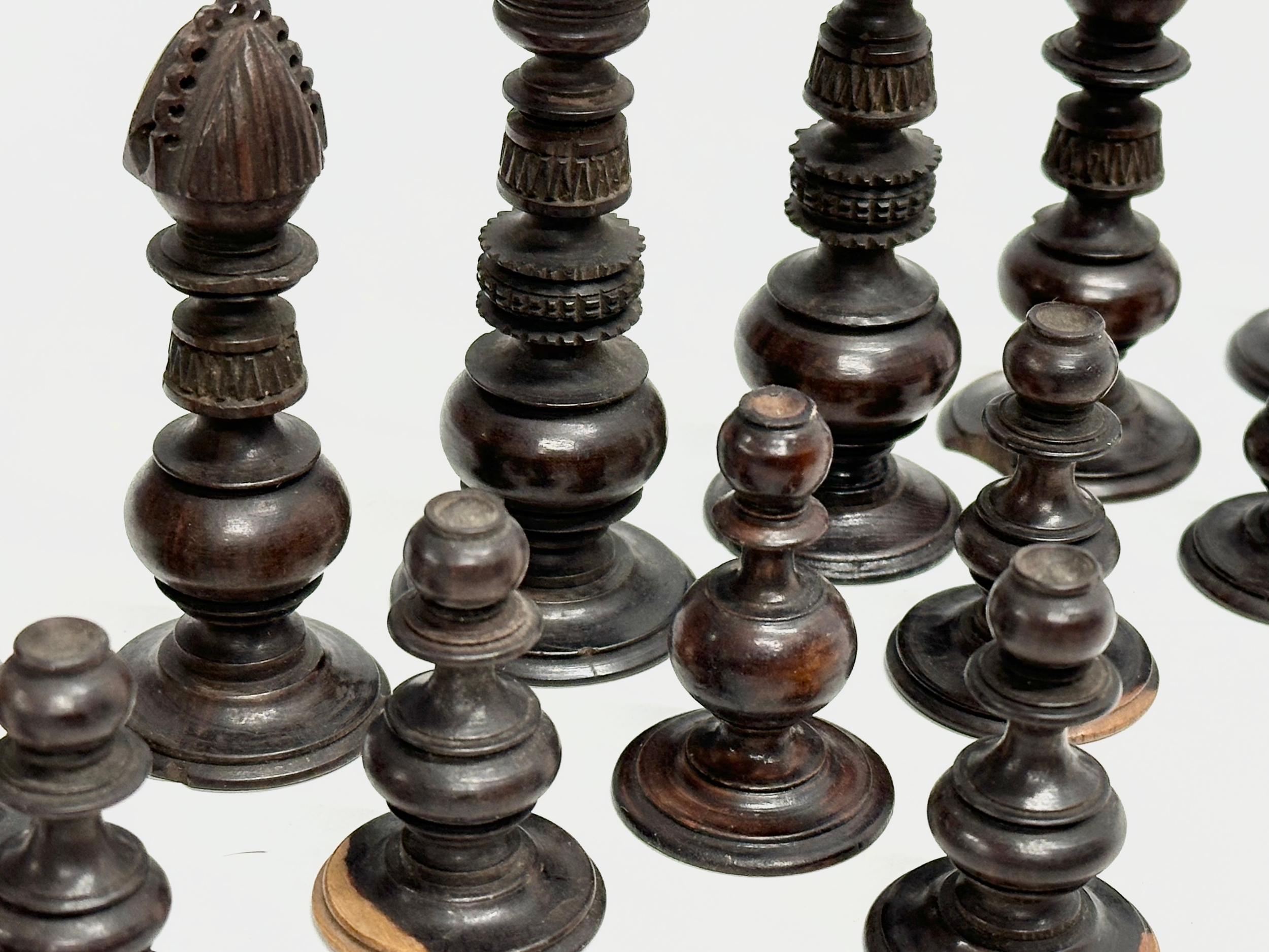 Good quality 19th Century chess pieces in the style of the Holy Land Crusade, Islamic vs Christian - Image 5 of 17