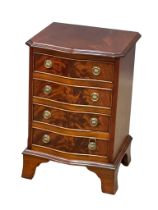 A small Georgian style mahogany serpentine front chest of drawers. 41x36x61cm