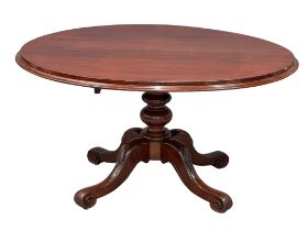 A Victorian mahogany pedestal breakfast table/dining table on cabriole legs. 136x108x74cm