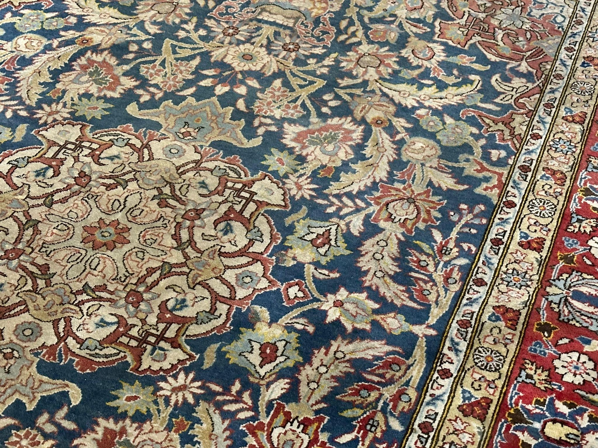 A vintage Persian style rug. 140x220cm - Image 4 of 4