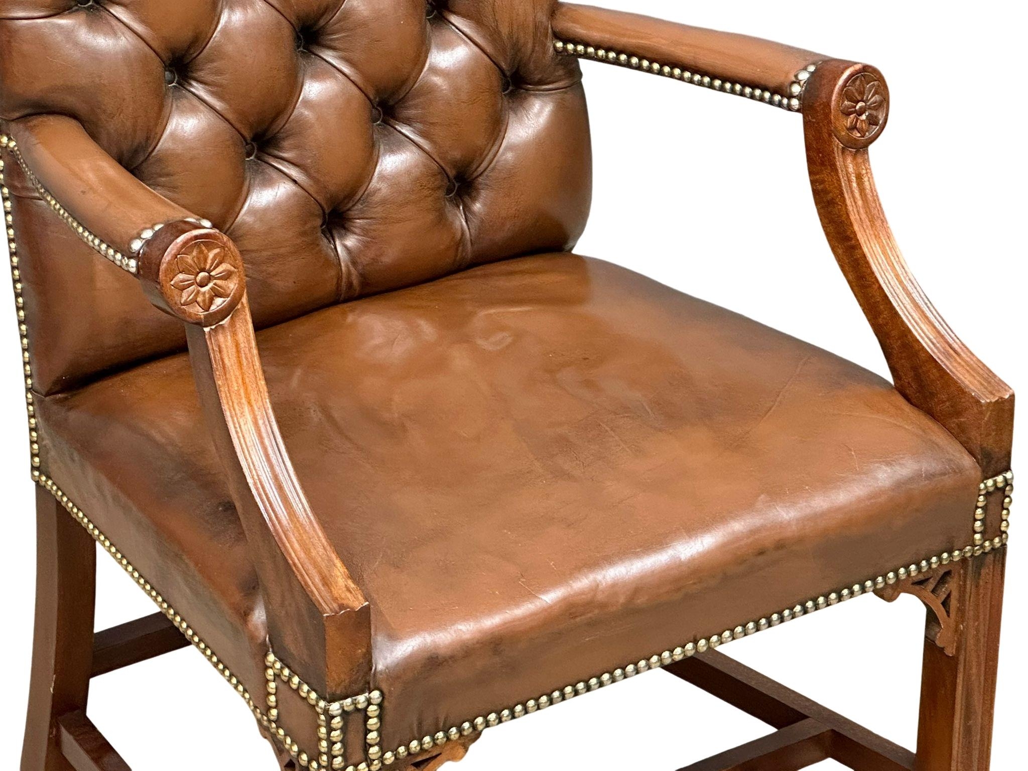 An 18th Century style deep button leather armchair with brass studs. In the Gainsborough/Chinese - Bild 12 aus 16