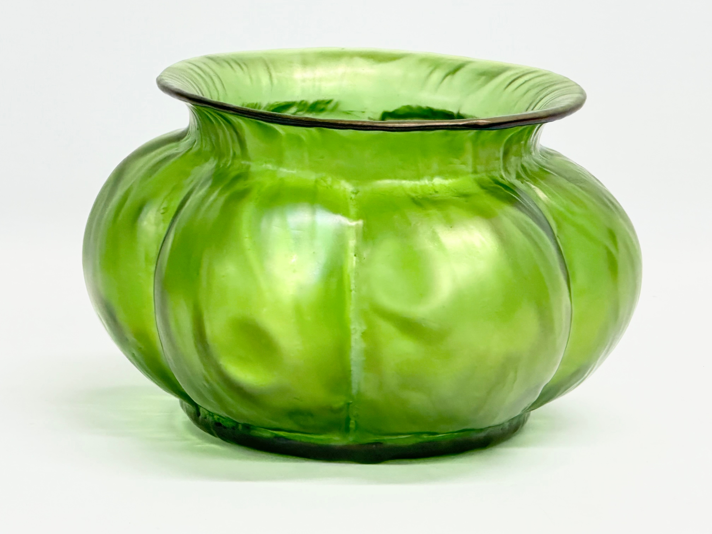 A large early 20th century Loetz ‘Rusticana’ iridescent ‘Rusticana’ glass bowl. Circa 1900. 22x14cm
