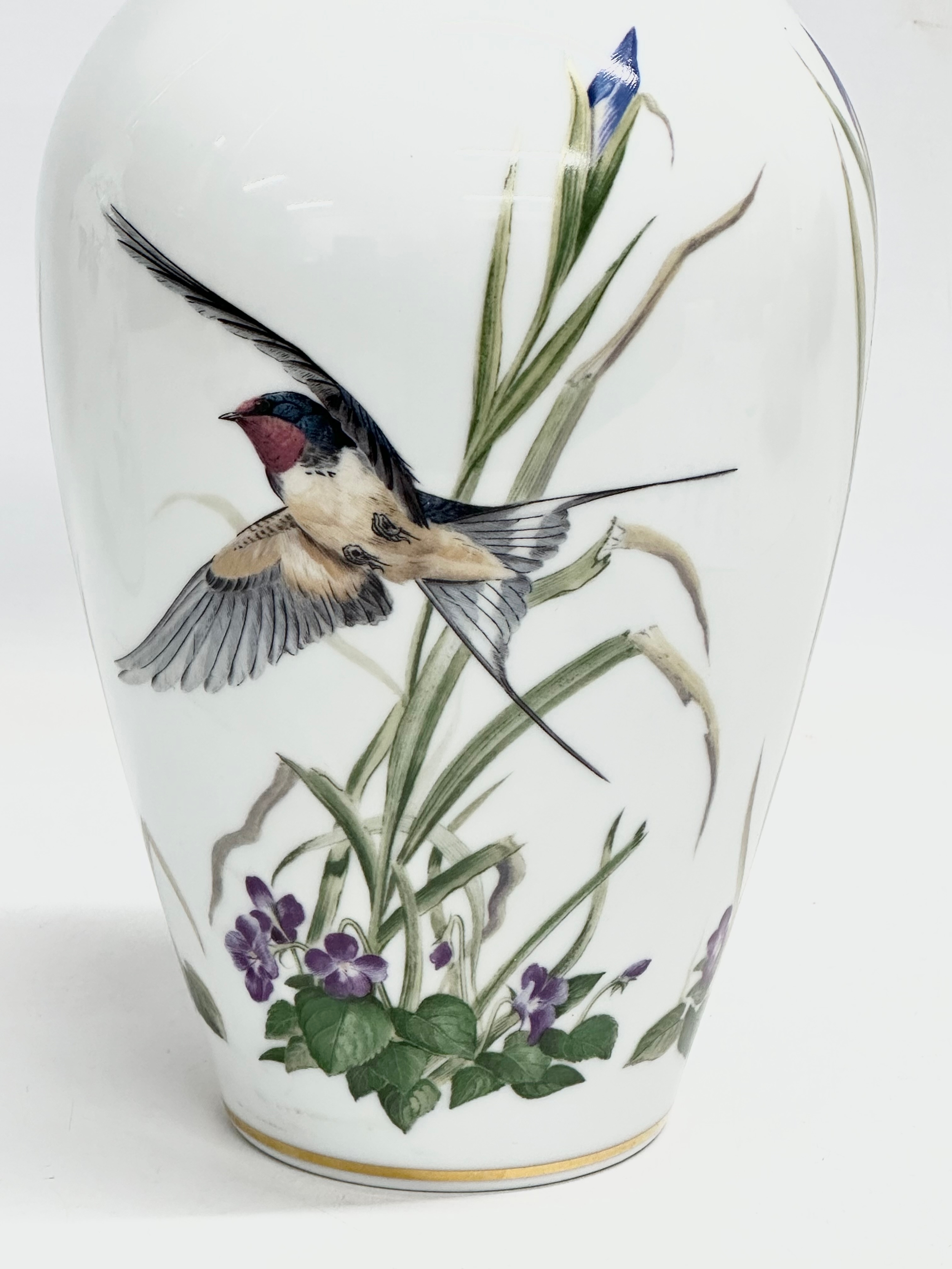A pair of Limited Edition ‘The Meadowland Bird’ vases designed by Basil Ede for Franklin Mint. 1980. - Image 4 of 6