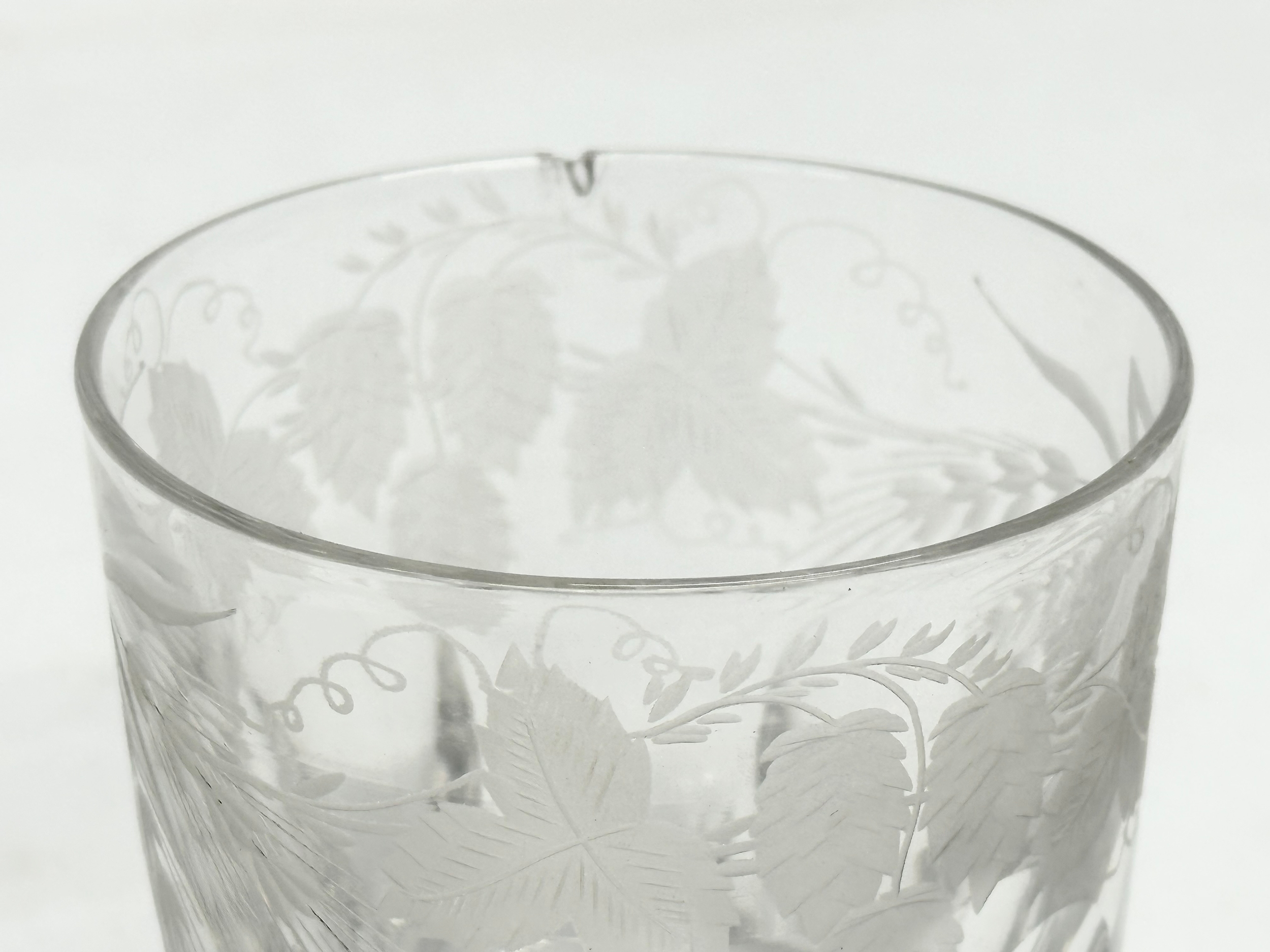 A rare Victorian ‘Last Drop’ whisky glass with etched leaves and pinecones. Circa 1860-1880. 9x9.5cm - Bild 2 aus 5
