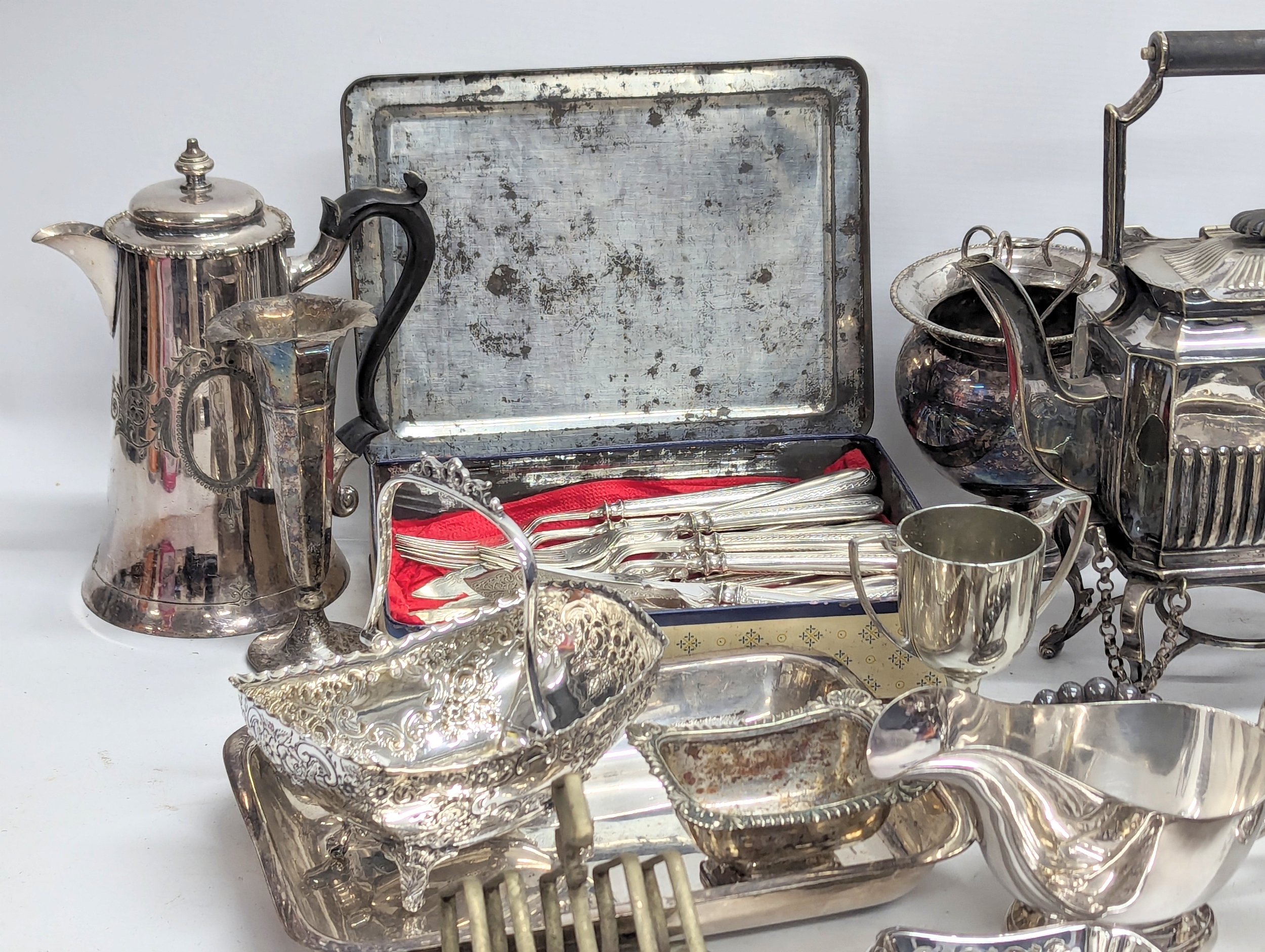 A quantity of 19th / 20th century silver plate. - Image 2 of 5