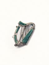 A silver and malachite Celtic harp brooch. 6.57g.