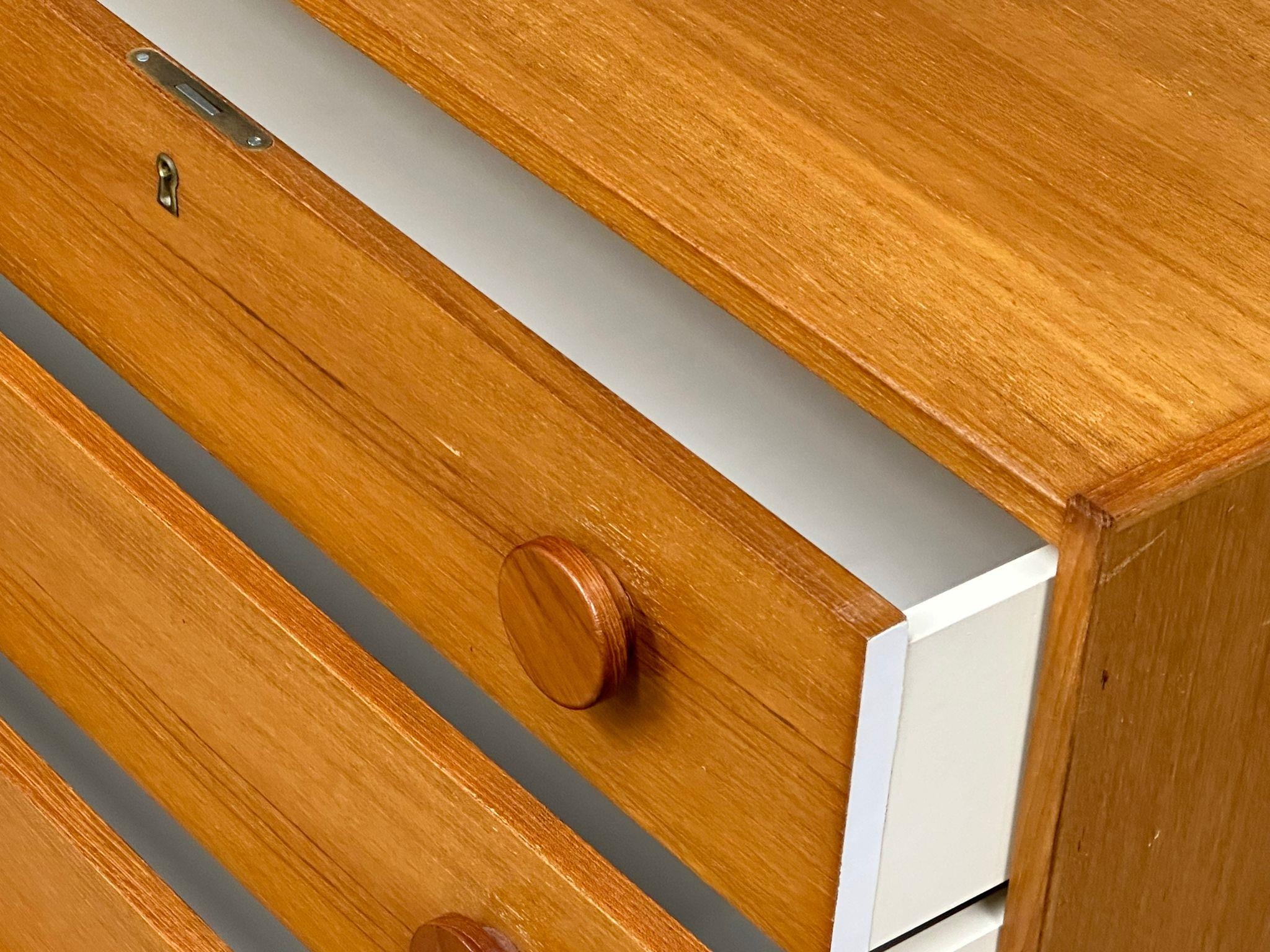 A Danish Mid Century teak chest of drawers. 76.5x40x93.5cm. - Image 4 of 16