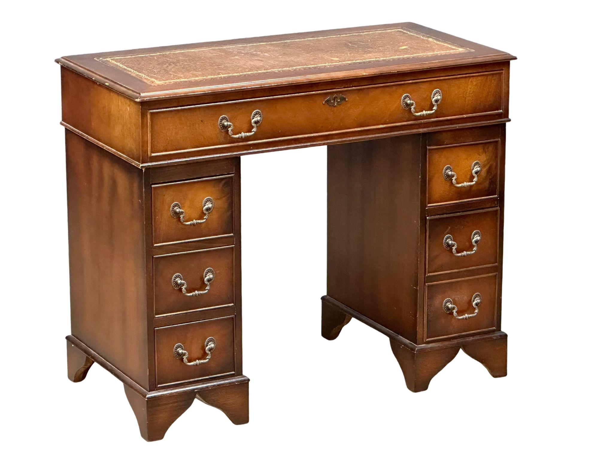 A small proportioned Georgian style mahogany pedestal desk with leather top, 91.5cm x 46cm x 76cm - Image 6 of 10