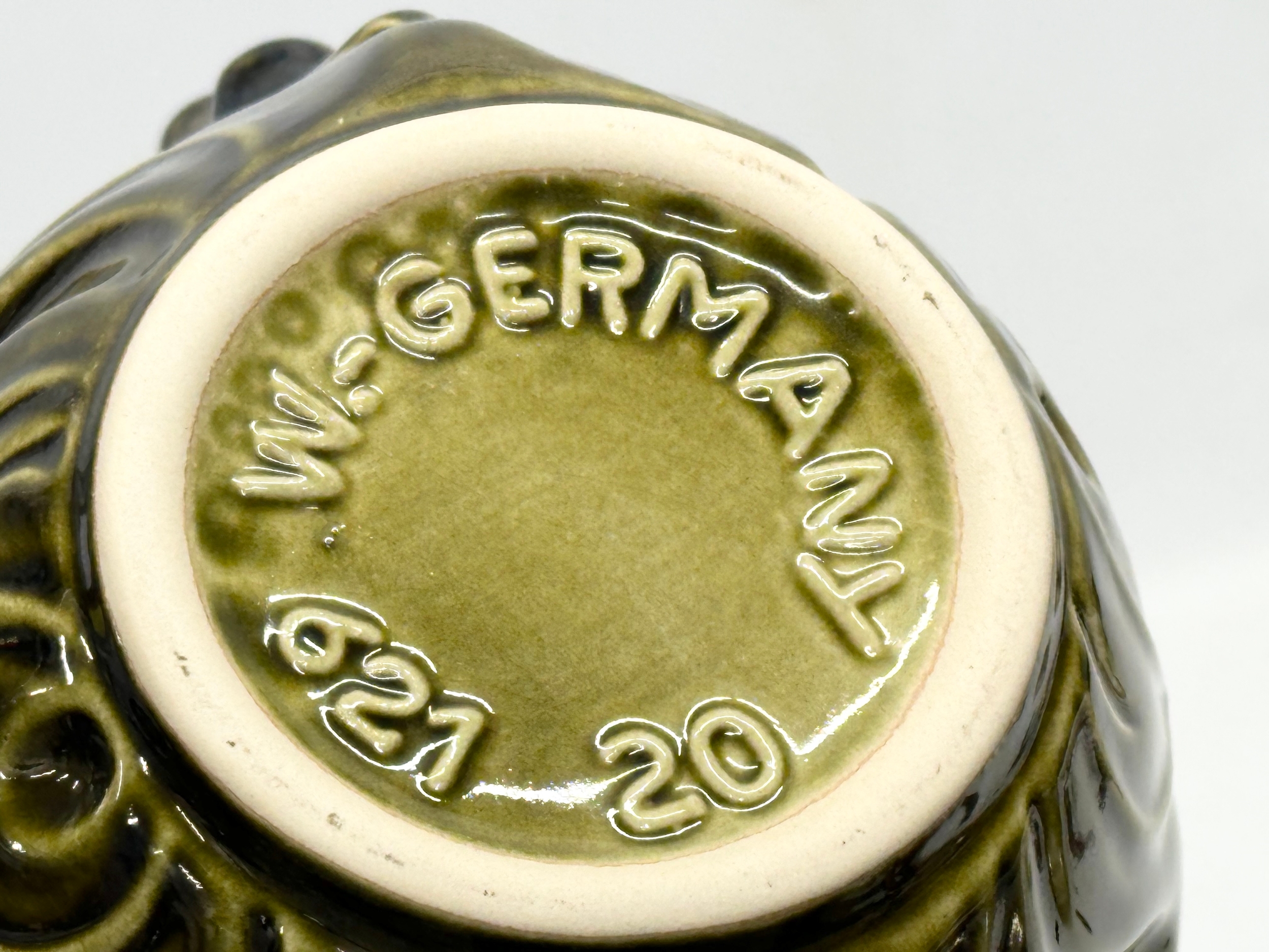 A Mid Century West German glazed grape and leaf design jug. 20x20cm - Bild 4 aus 4