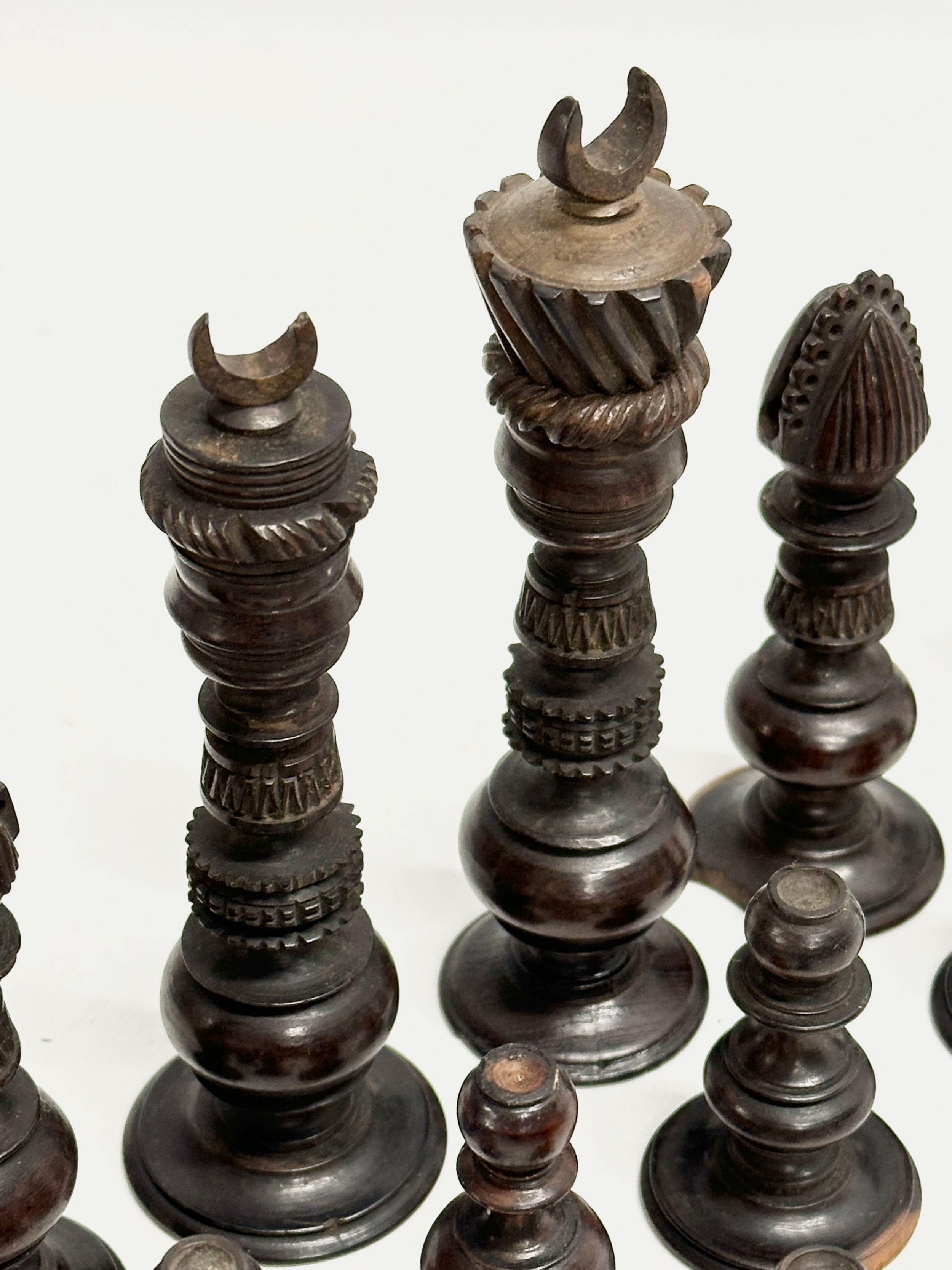 Good quality 19th Century chess pieces in the style of the Holy Land Crusade, Islamic vs Christian - Image 12 of 17