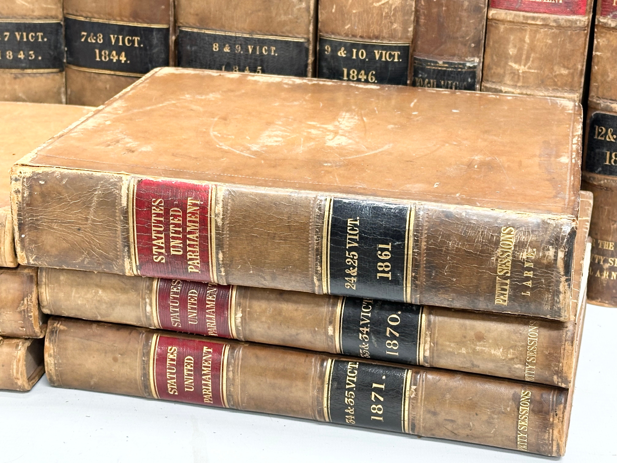 A collection of 19th century Statutes United Parliament leather bound books. George IV, William - Image 12 of 20