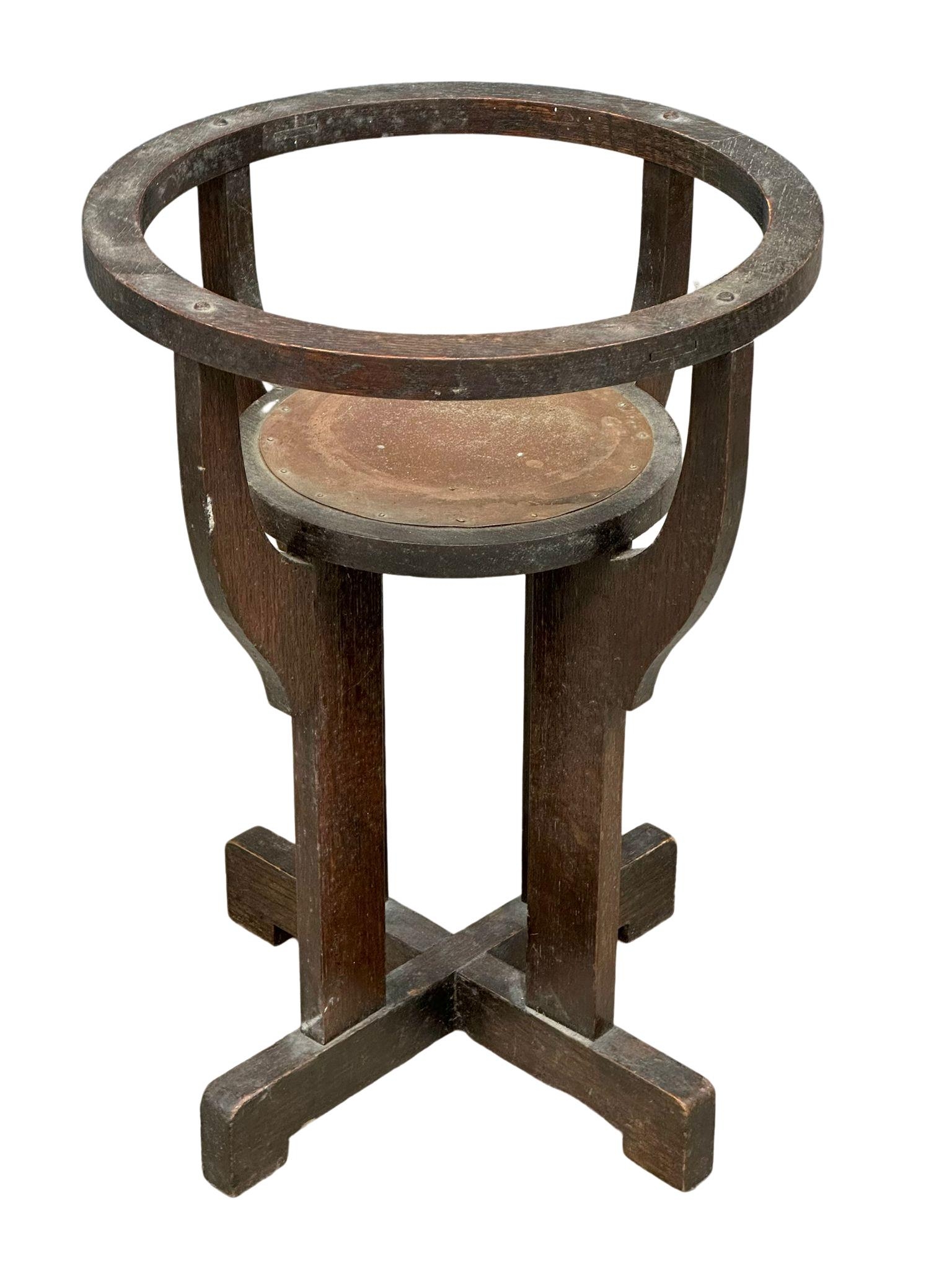A late 19th/early 20th century oak jardiniere and stand. Circa 1900. - Image 6 of 7