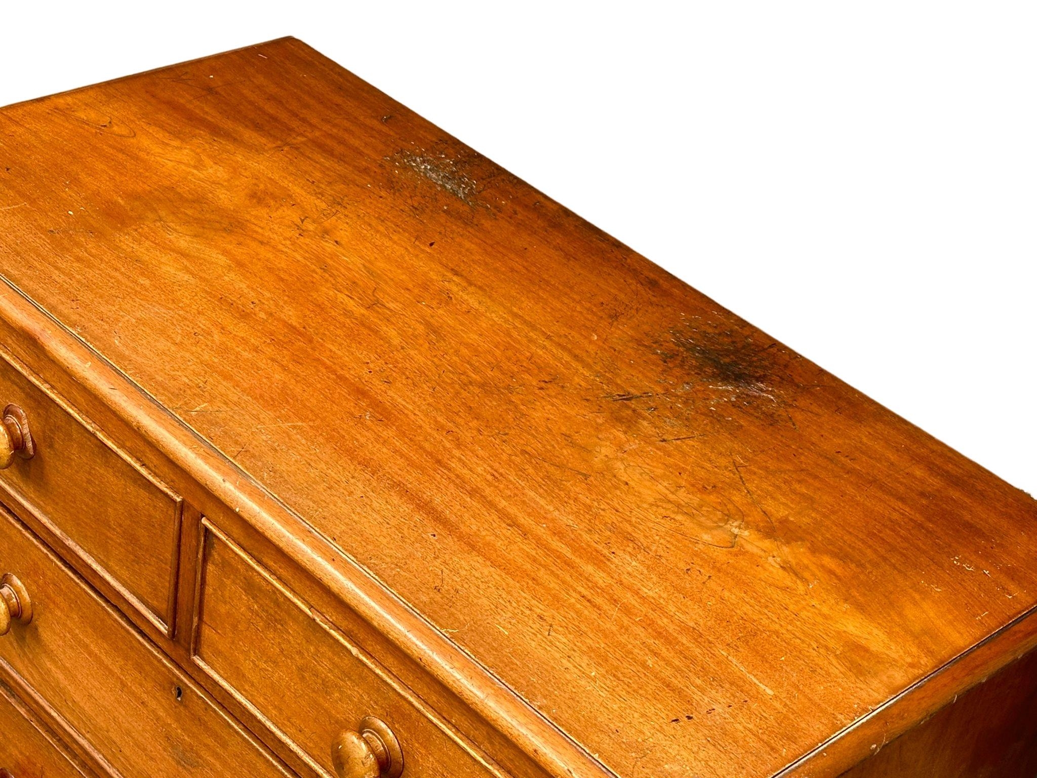 A Victorian mahogany chest of drawers. 101x51x111cm - Image 7 of 7