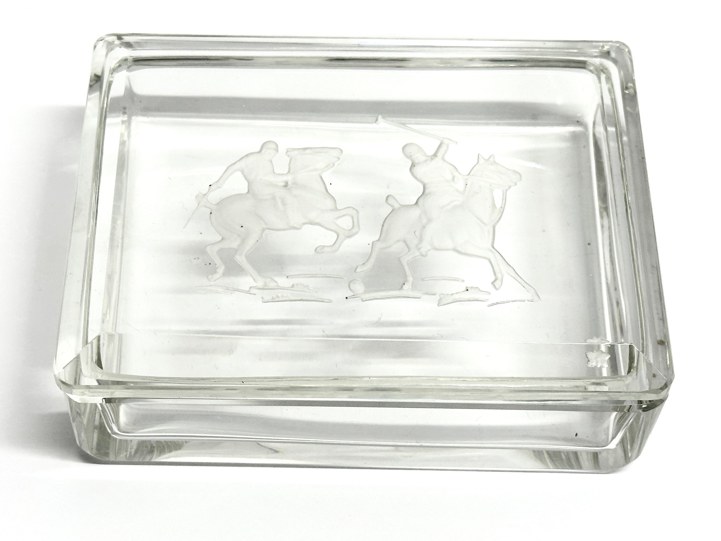 An early 20th century Heinrich Hoffmann ‘Intaglio’ glass trinket box. 11x8.5x3.5cm - Image 2 of 4