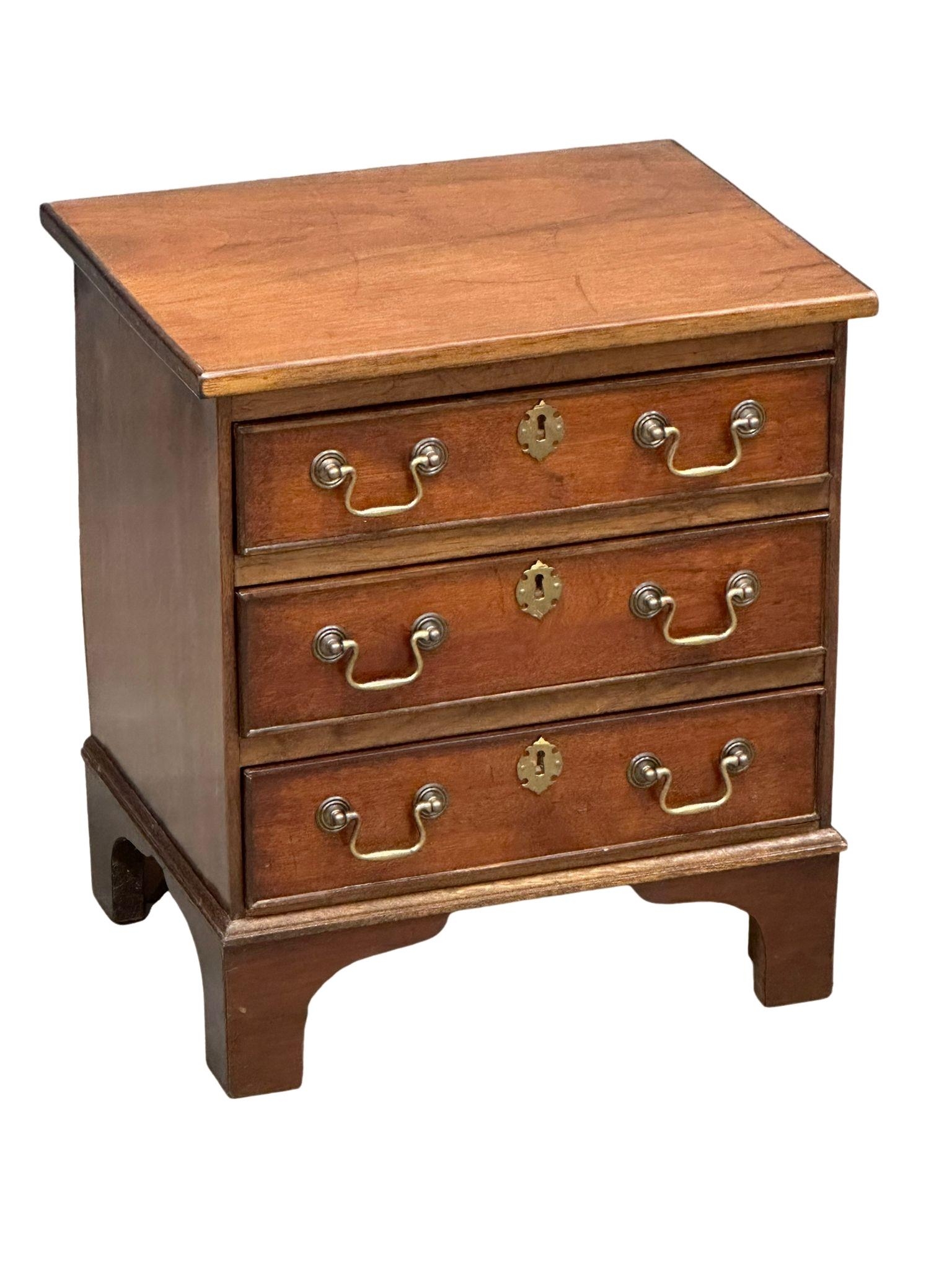 A small Georgian style chest of drawers, 46cm x 36cm x 52cm - Image 2 of 8