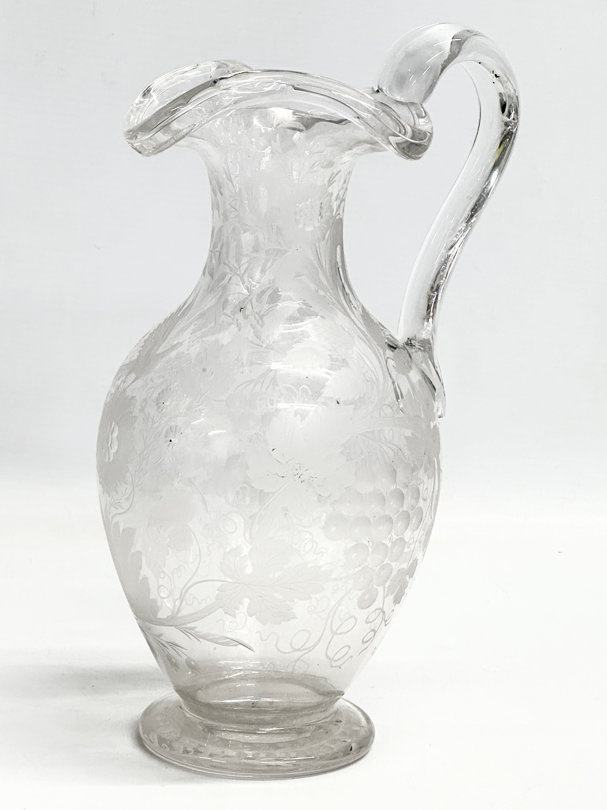 An etched glass pitcher in the manner of William Fritsche. Decorated with leaves, grape vines and - Image 2 of 11