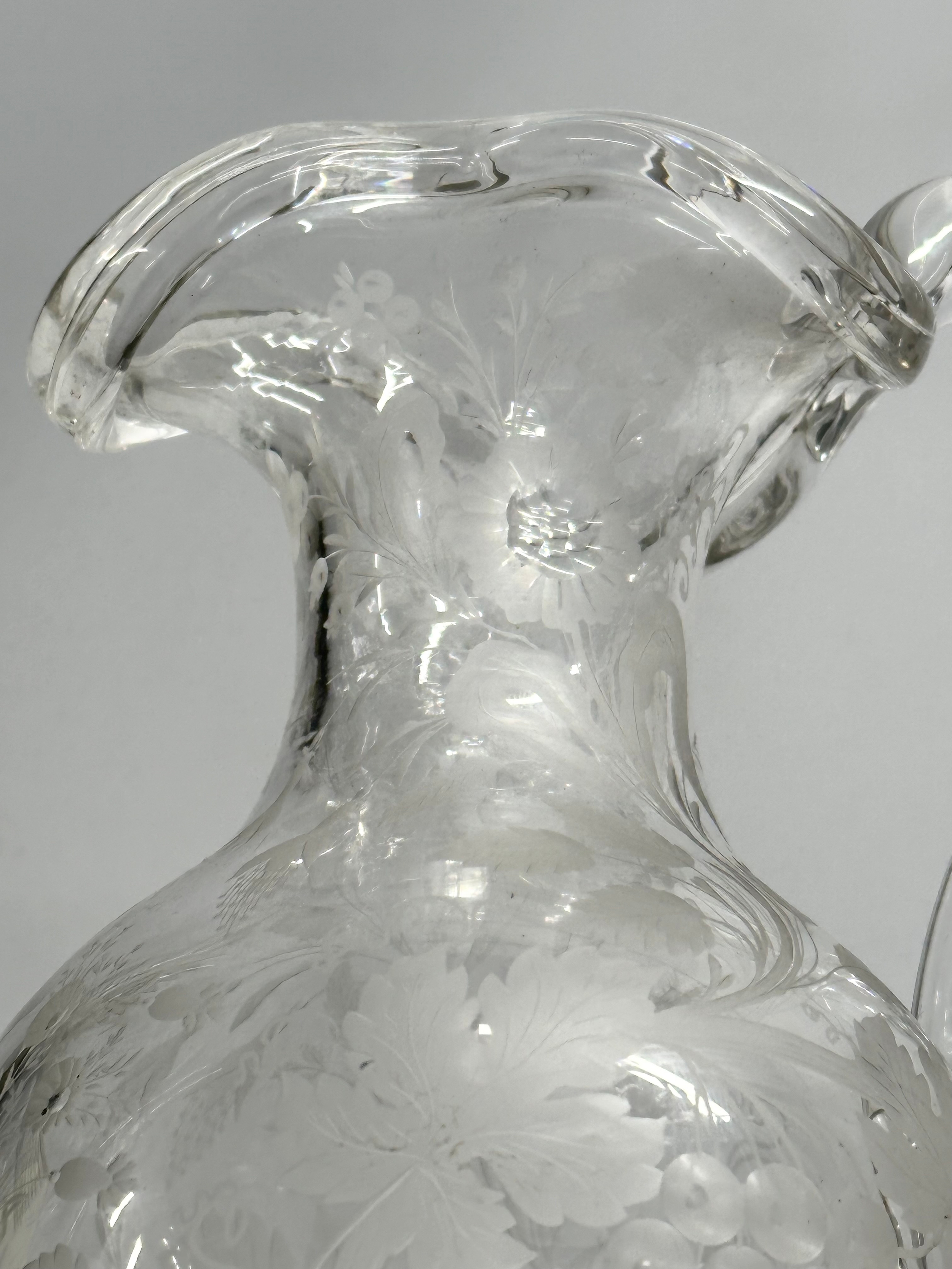 An etched glass pitcher in the manner of William Fritsche. Decorated with leaves, grape vines and - Image 8 of 11