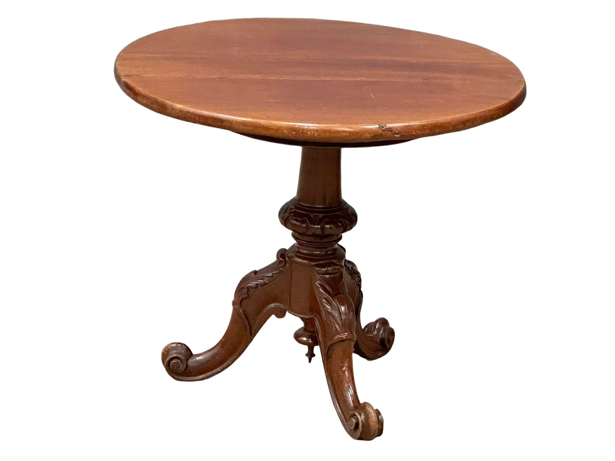 A small Victorian pedestal table/lamp table, on cabriole legs. 56cm x 47cm