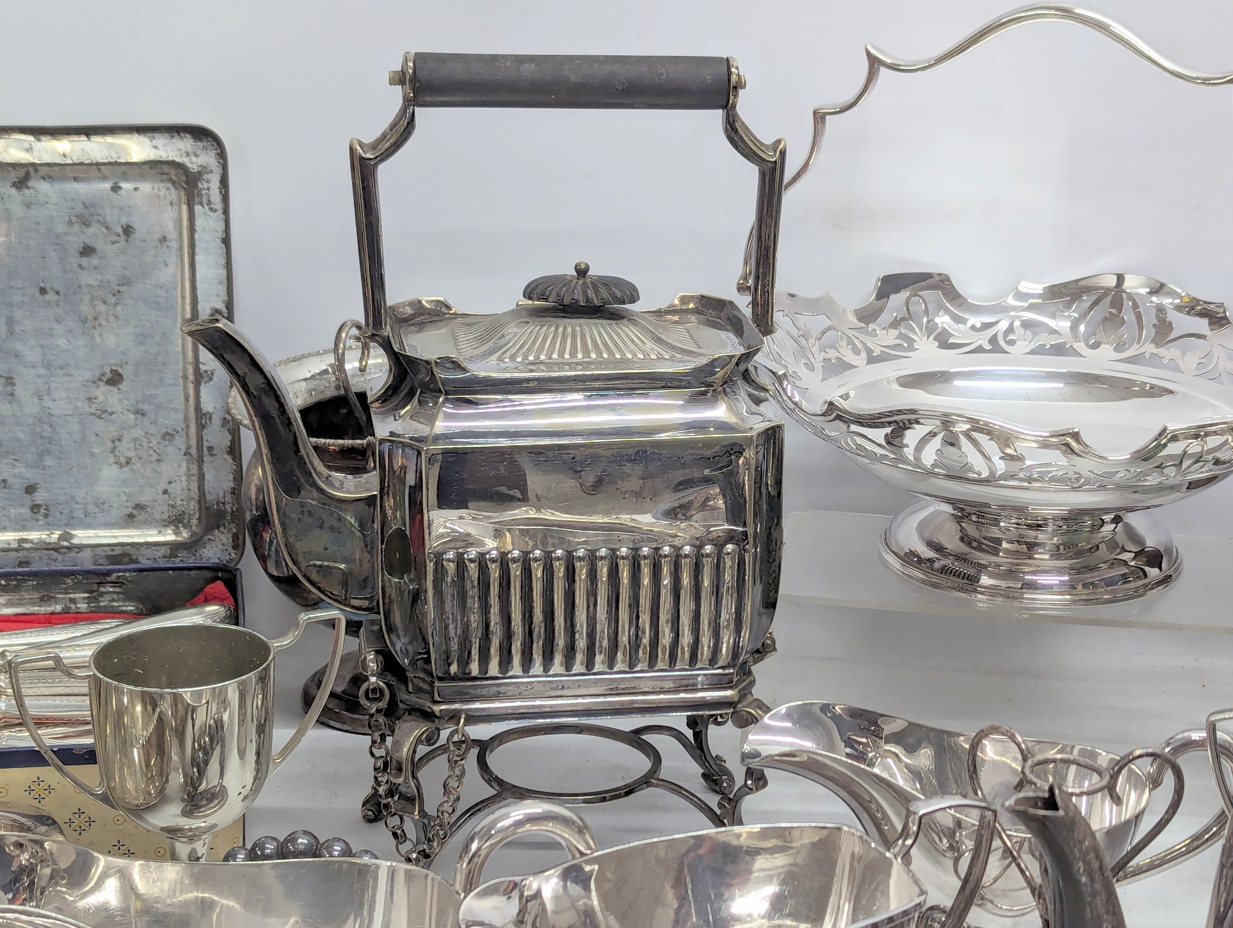 A quantity of 19th / 20th century silver plate. - Image 3 of 5