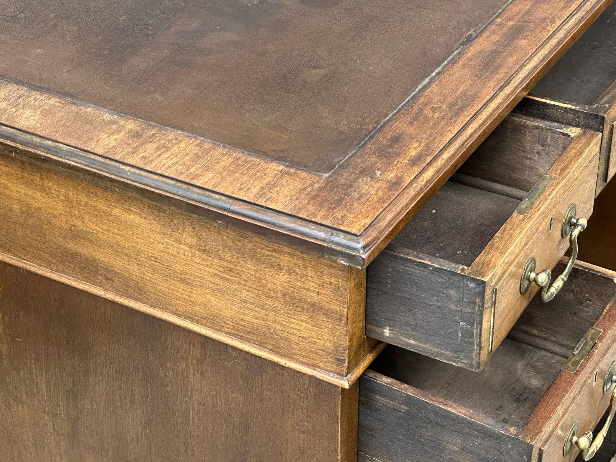 A late Victorian pedestal writing desk with leather top, circa 1890-1900. 106cm x 56cm x 73cm. - Image 2 of 4