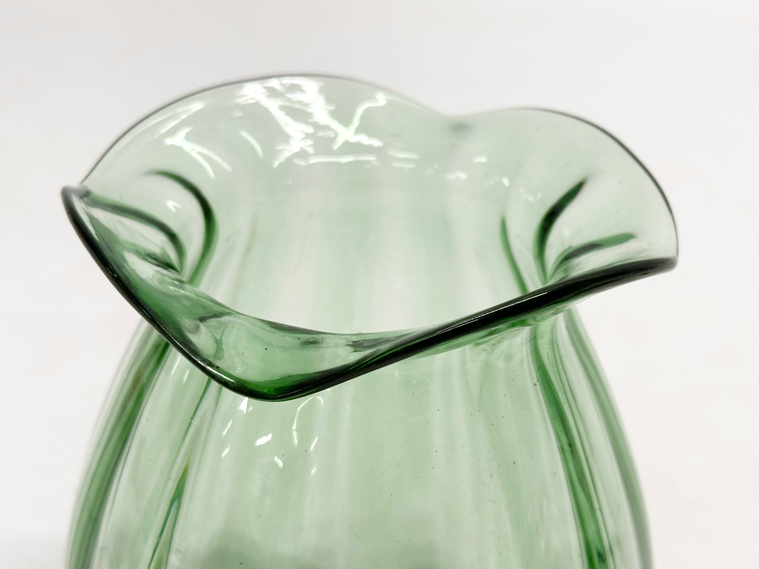 A 1930’s Art Glass vase with frilled rim. 11x13.5cm - Image 2 of 5
