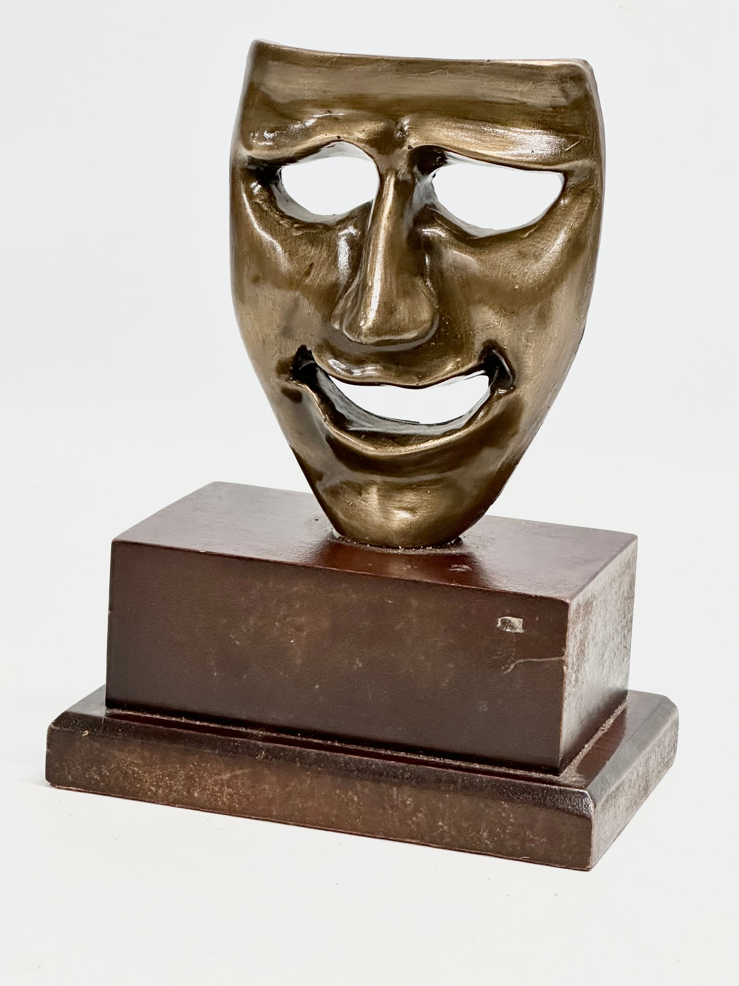 A South Leinster Drama Festival 1975 with a Tragedy Drama Mask on wooden stand. 15x9.5x20 - Bild 2 aus 4